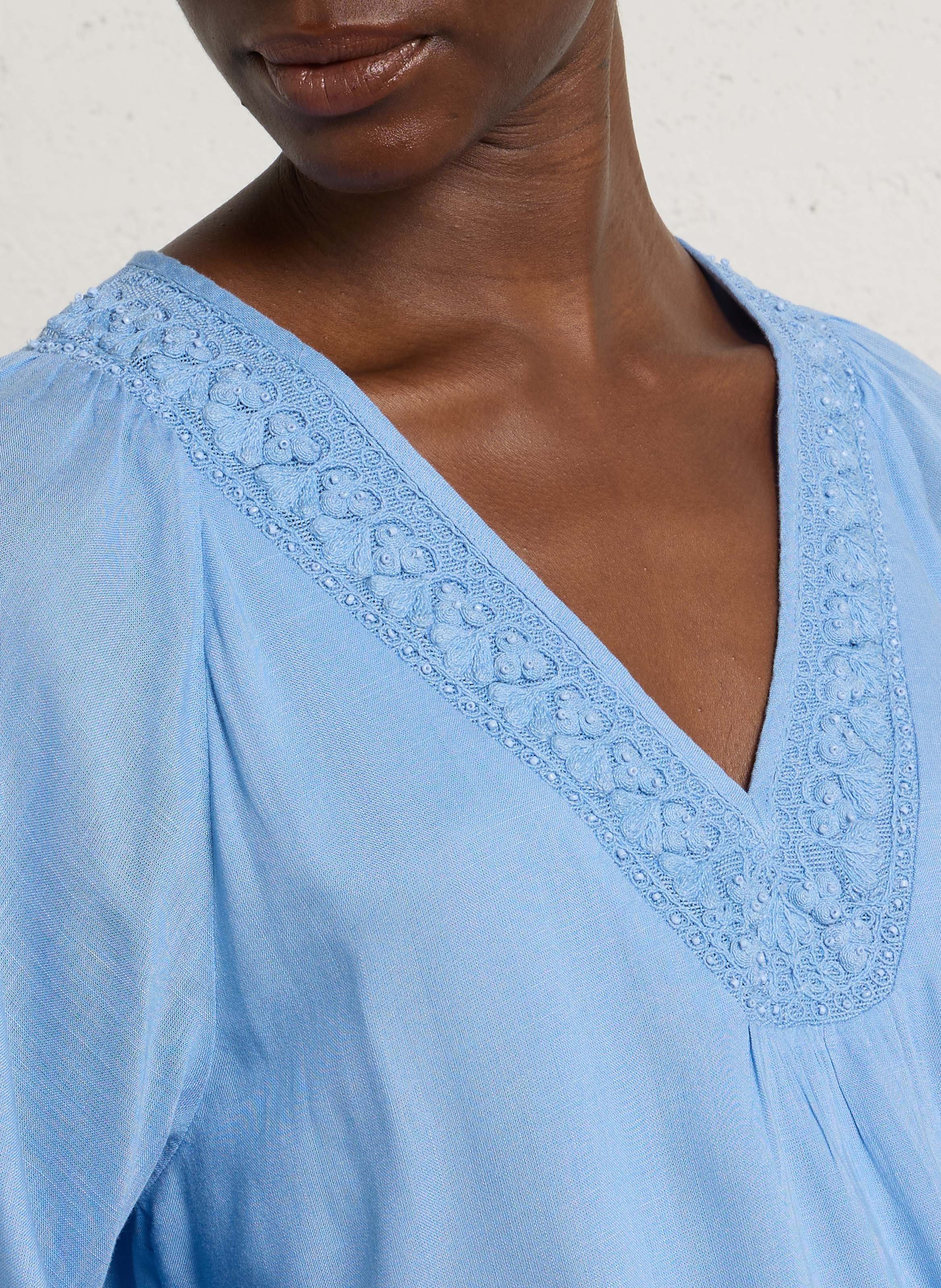 Shirt met V-hals en geborduurde details. | Blauw MAISON 123 Dames