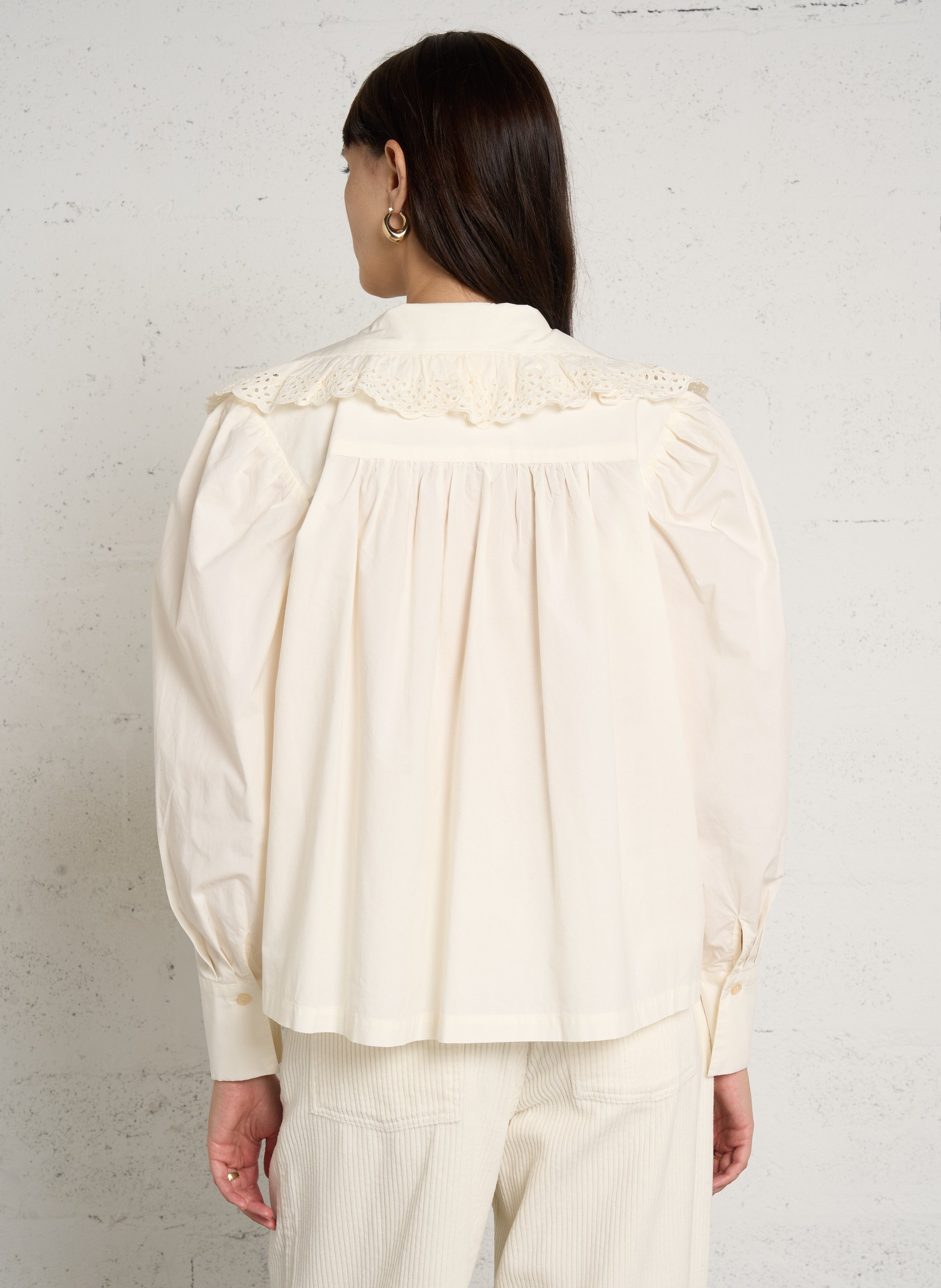 Rechte blouse met V-hals en volants van katoen. THE NEW SOCIETY Wit
