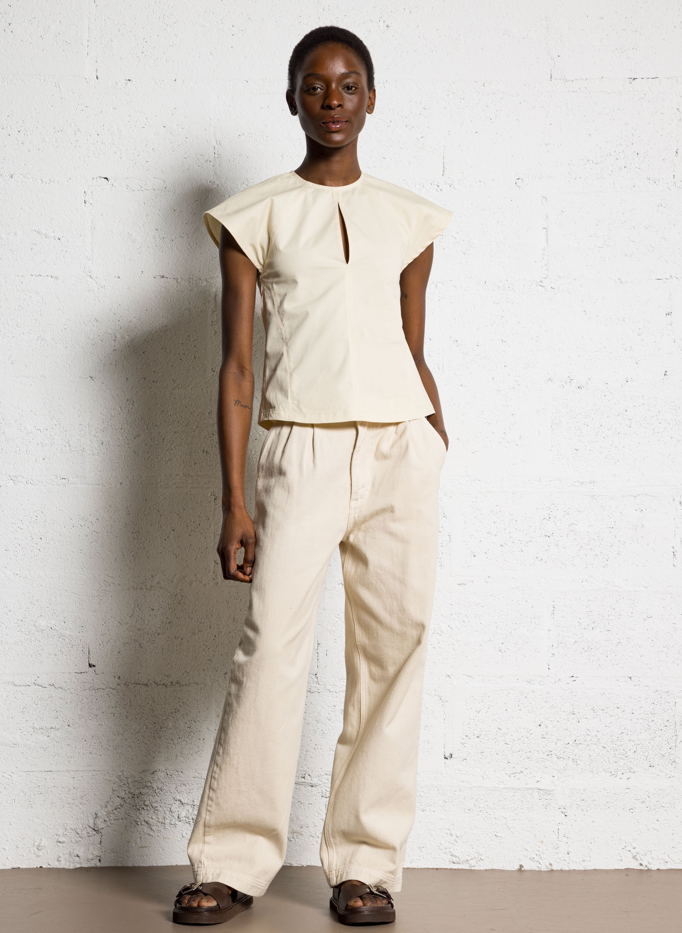 Aansluitende mouwloze top met uitsparingen BELLEPIECE Beige