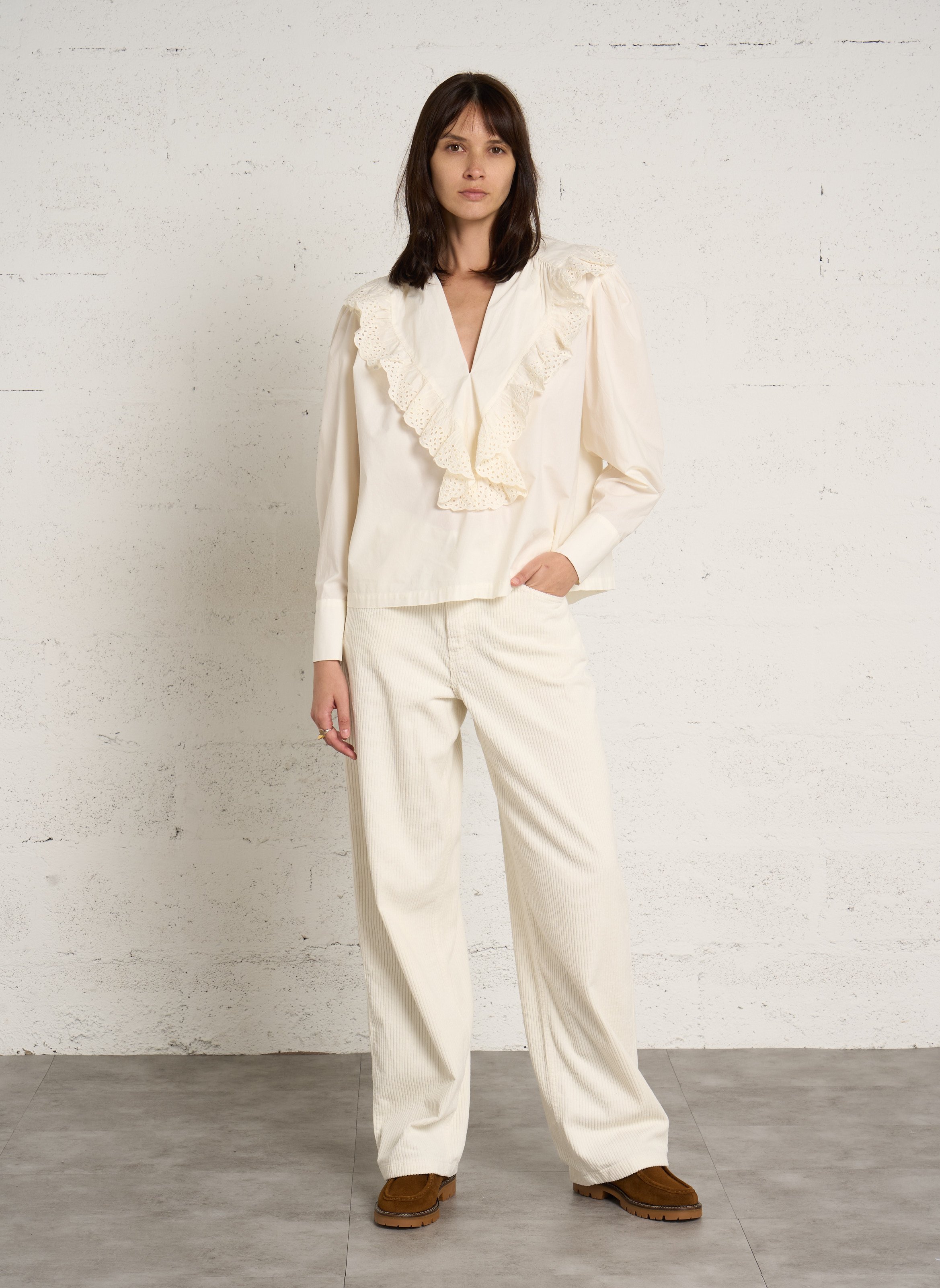 Rechte blouse met V-hals en volants van katoen. THE NEW SOCIETY Wit