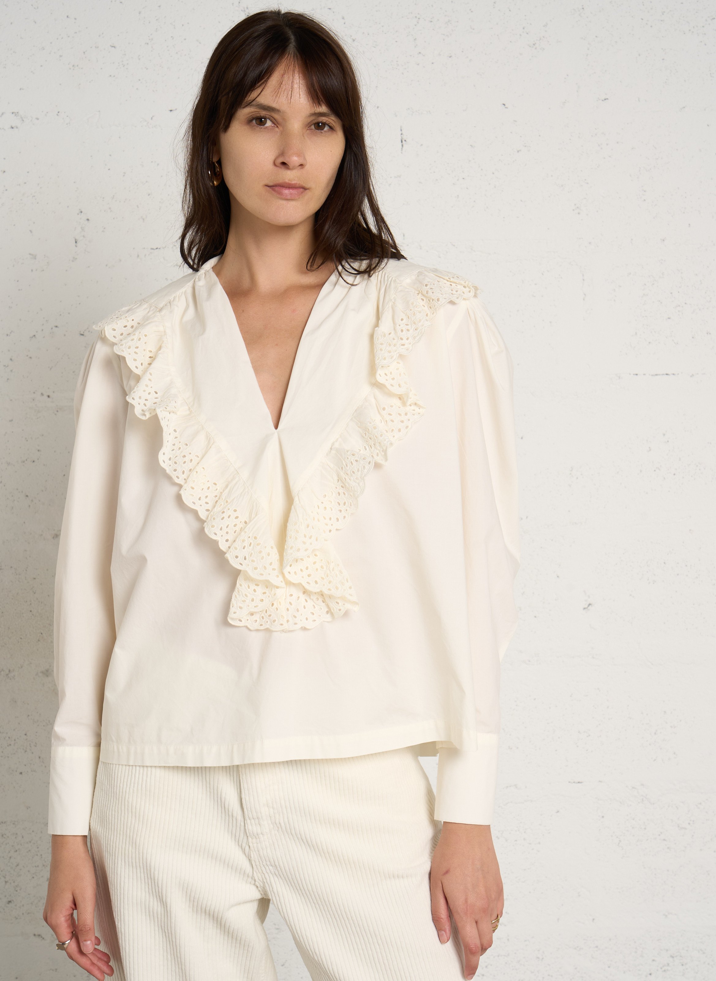 Rechte blouse met V-hals en volants van katoen. THE NEW SOCIETY Wit