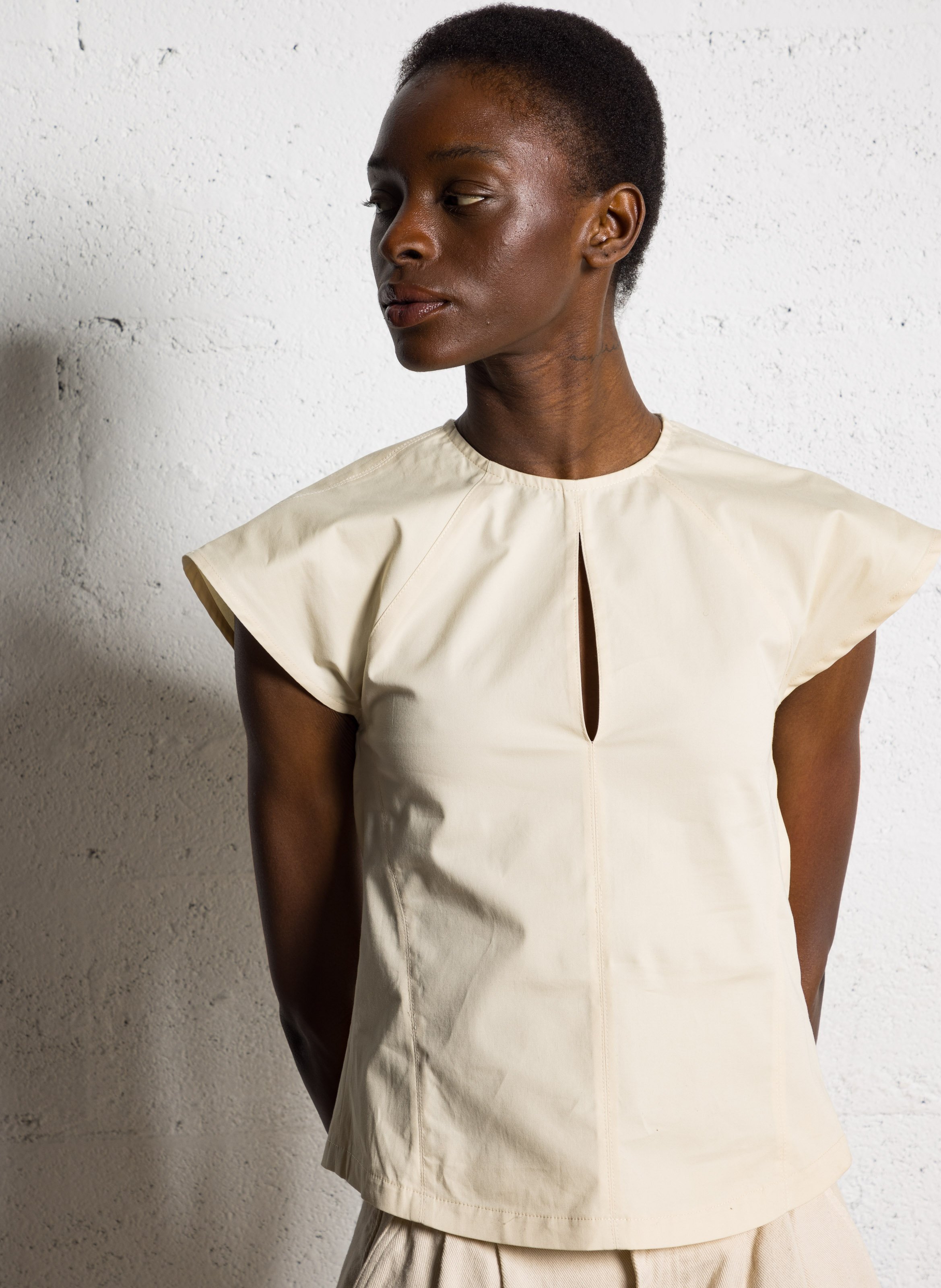 Aansluitende mouwloze top met uitsparingen BELLEPIECE Beige