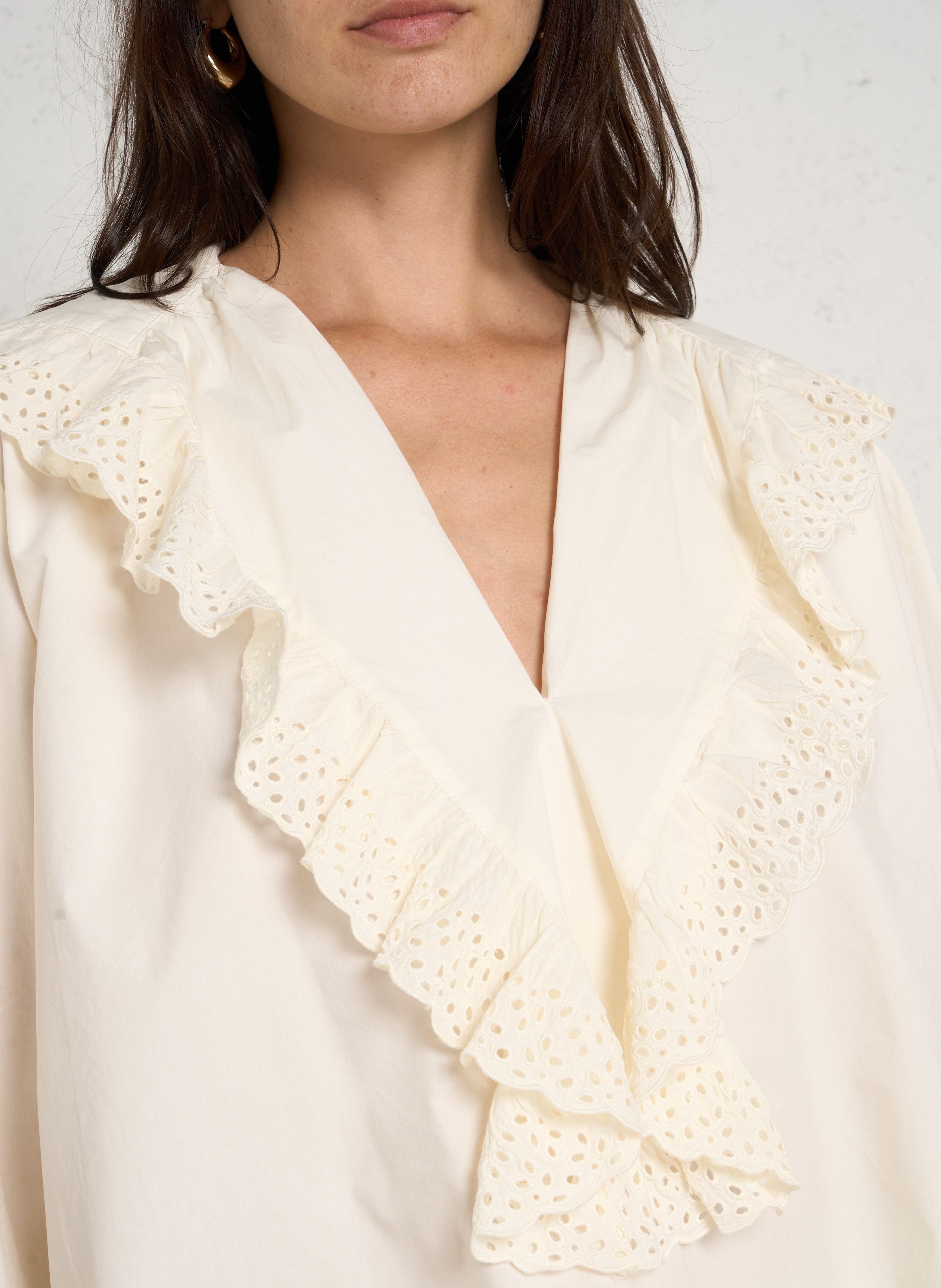 Rechte blouse met V-hals en volants van katoen. THE NEW SOCIETY Wit