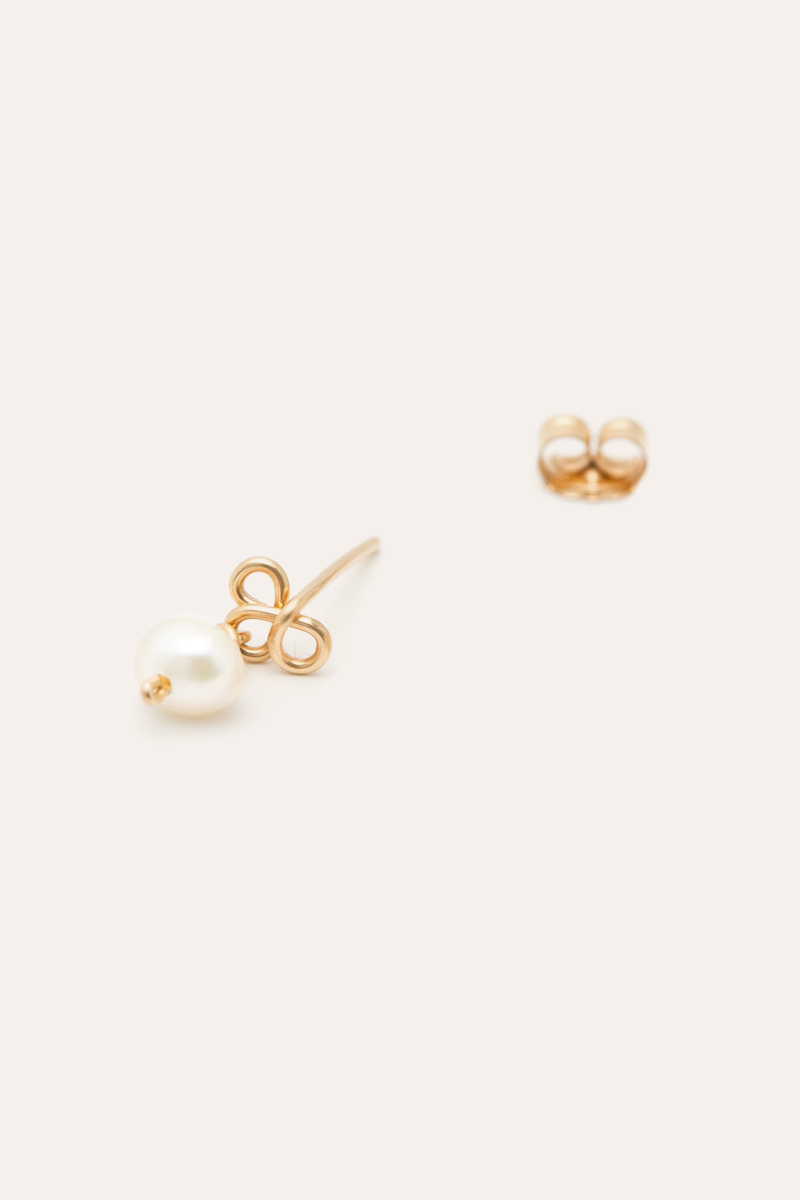Petals Bead Studs YAY White