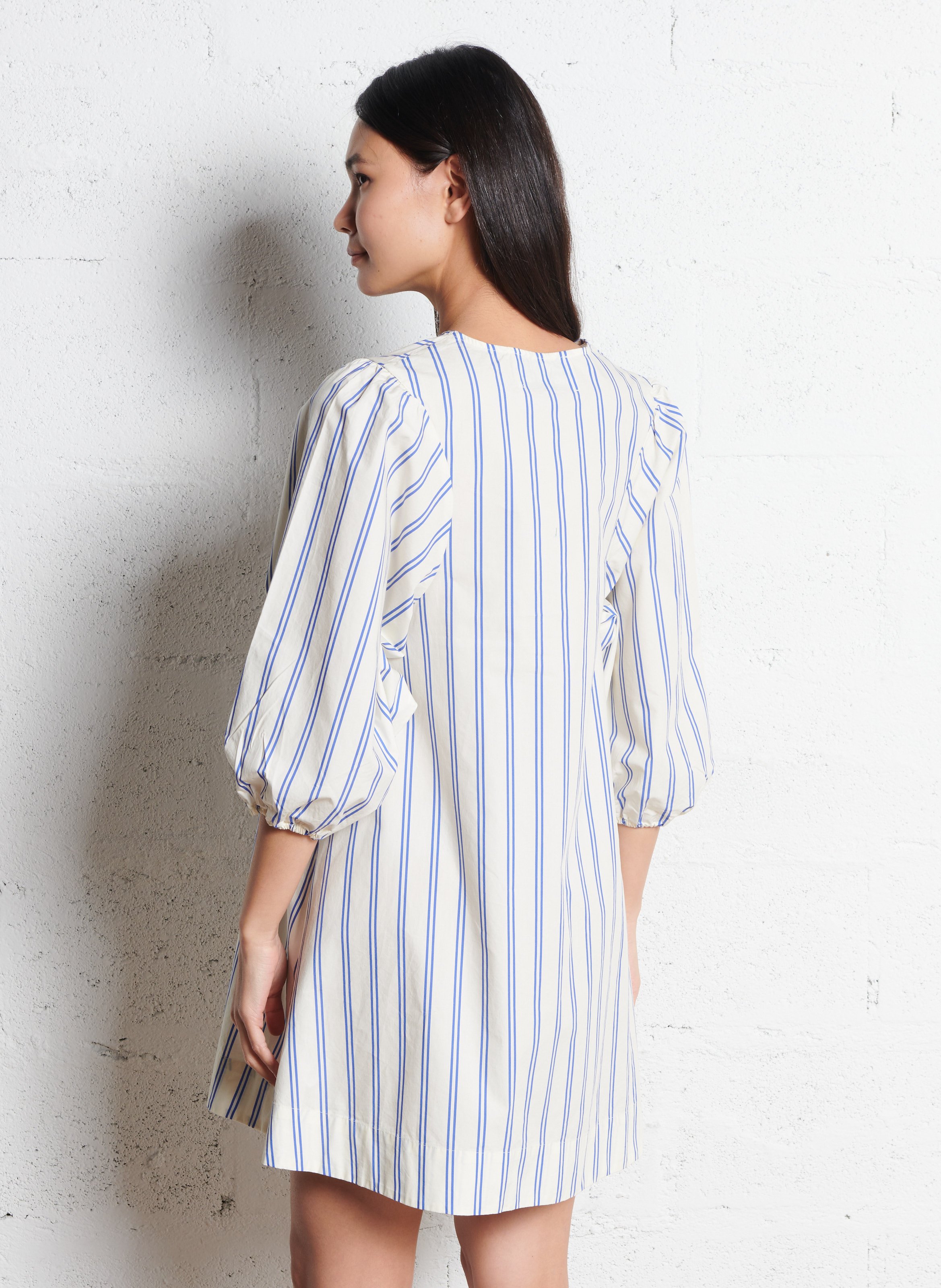 Kurzes Rundhals-Streifenkleid aus Baumwolle THE TINY BIG SISTER Blau