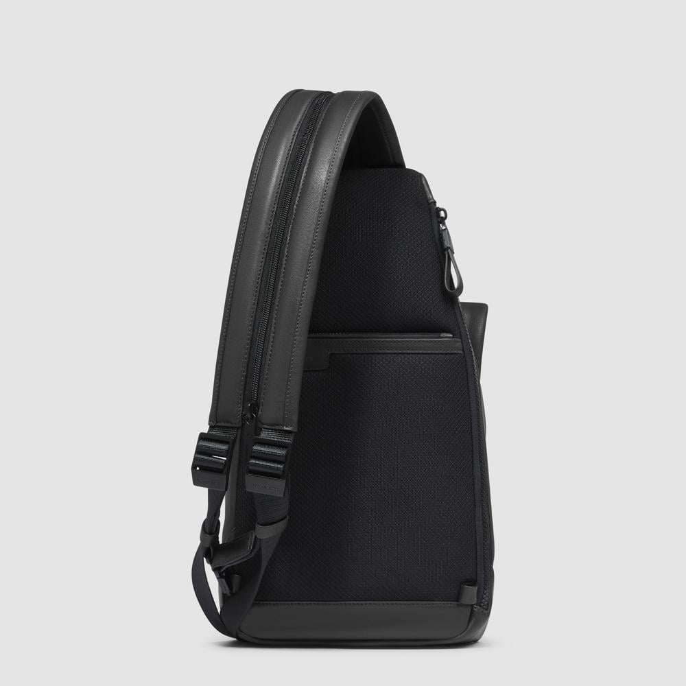 Men's leather chest bag for ipad®mini with RFID protection, convertible into a backpack. PIQUADRO Black