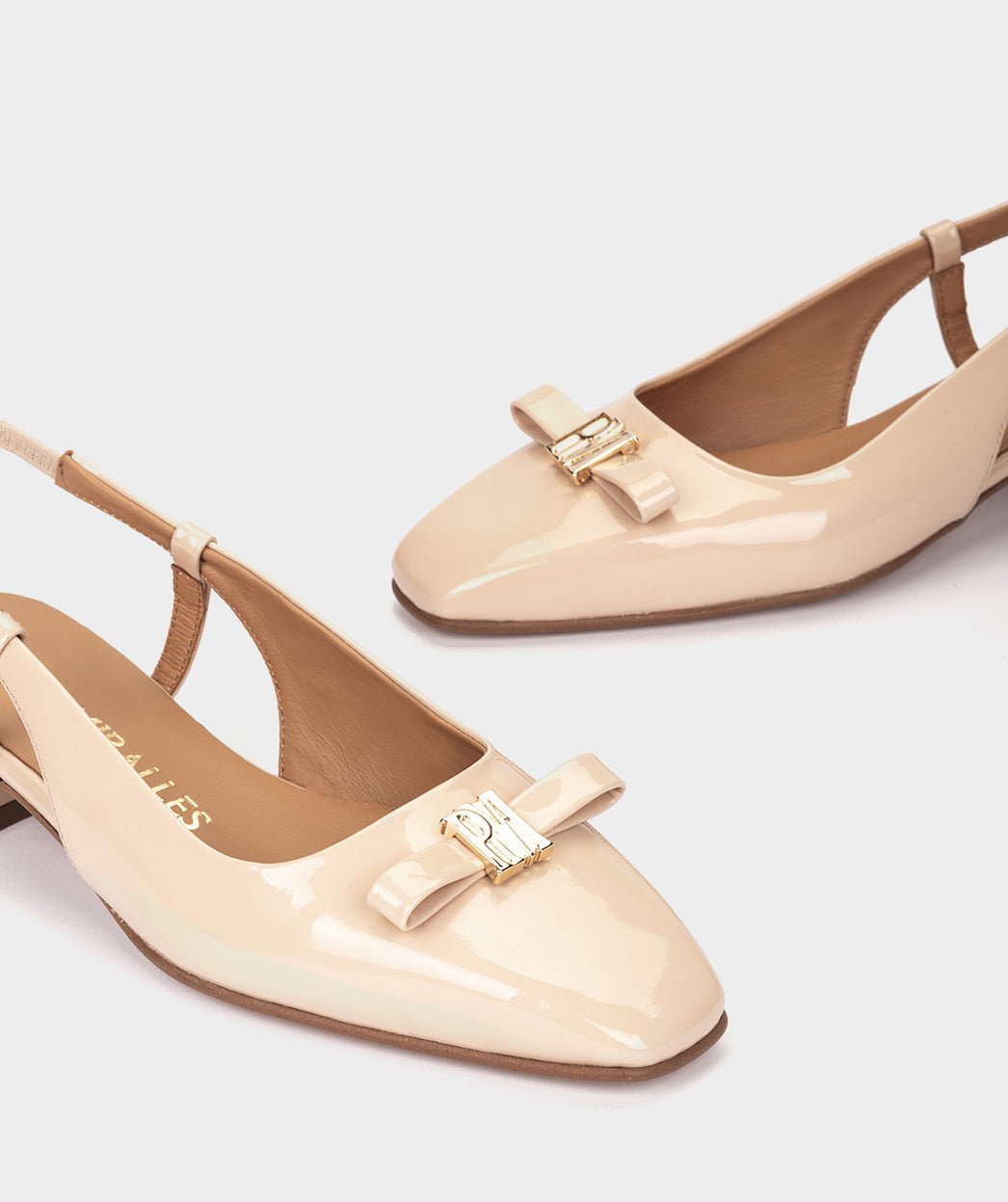 <p>Beige patent leather high heel shoes, with open back.</p> PEDRO MIRALLES Beige