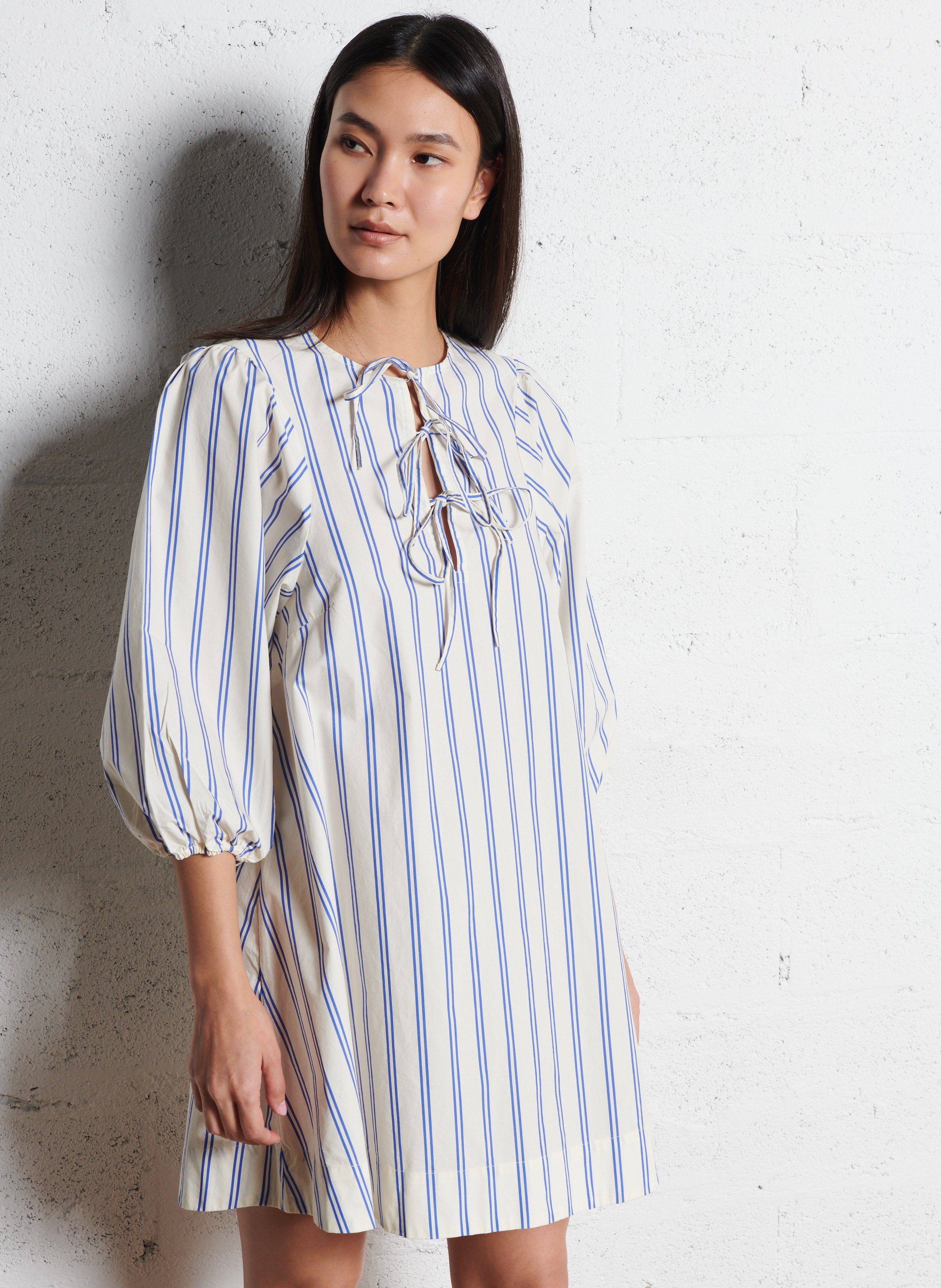 Kurzes Rundhals-Streifenkleid aus Baumwolle THE TINY BIG SISTER Blau