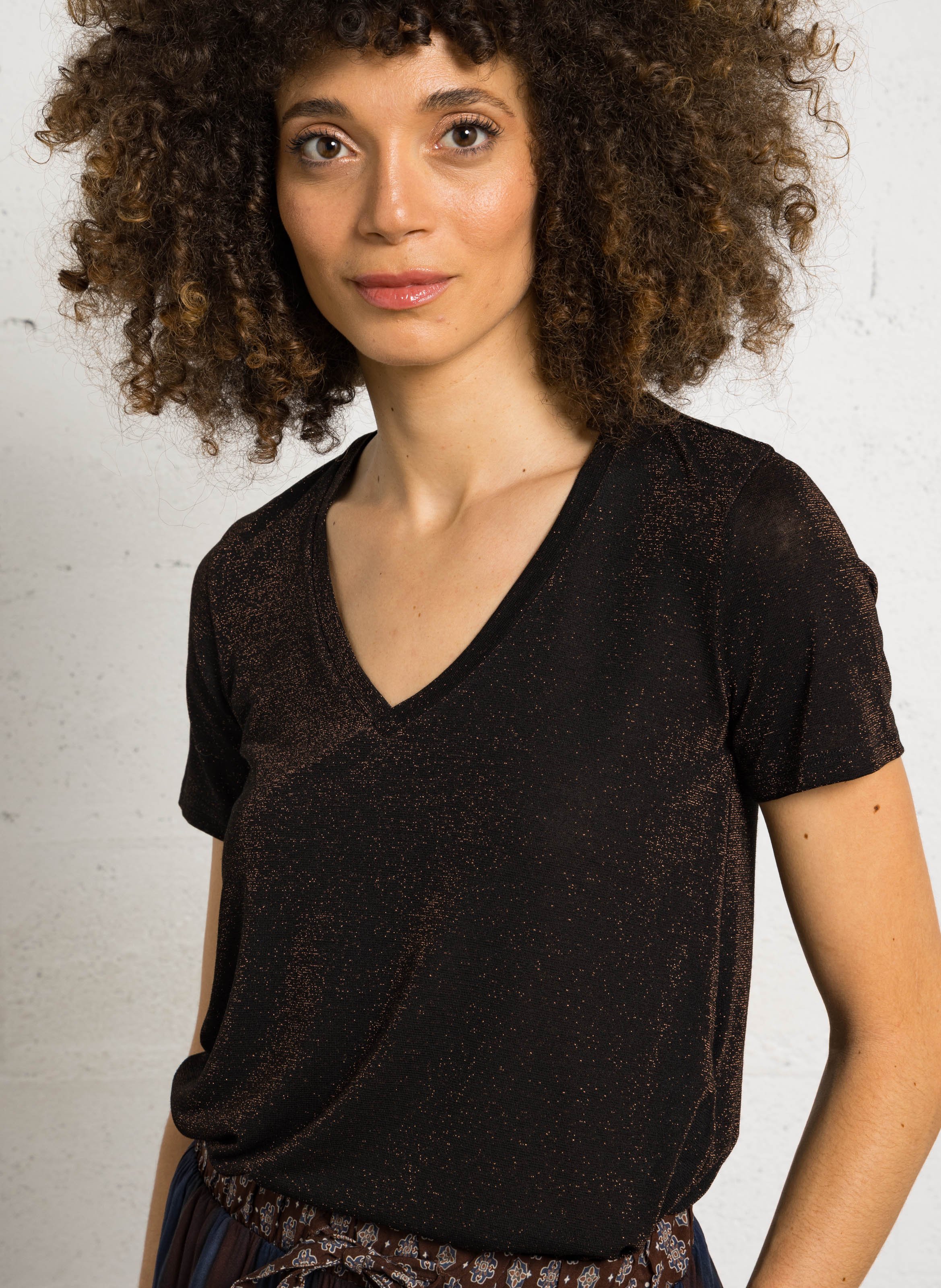 T-shirt col V en fibres métallisées PLEASE