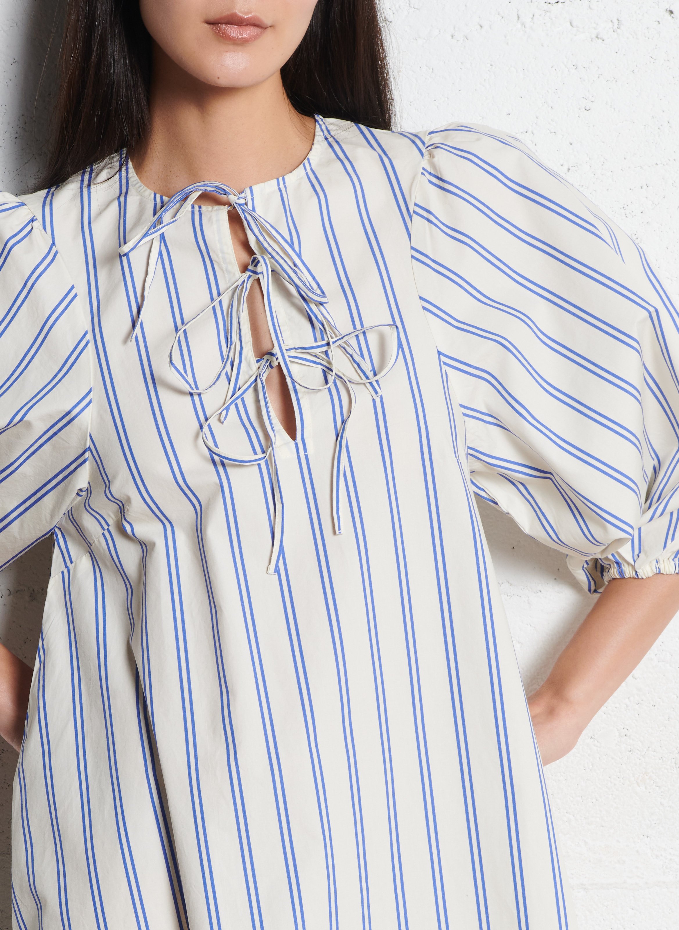 Kurzes Rundhals-Streifenkleid aus Baumwolle THE TINY BIG SISTER Blau