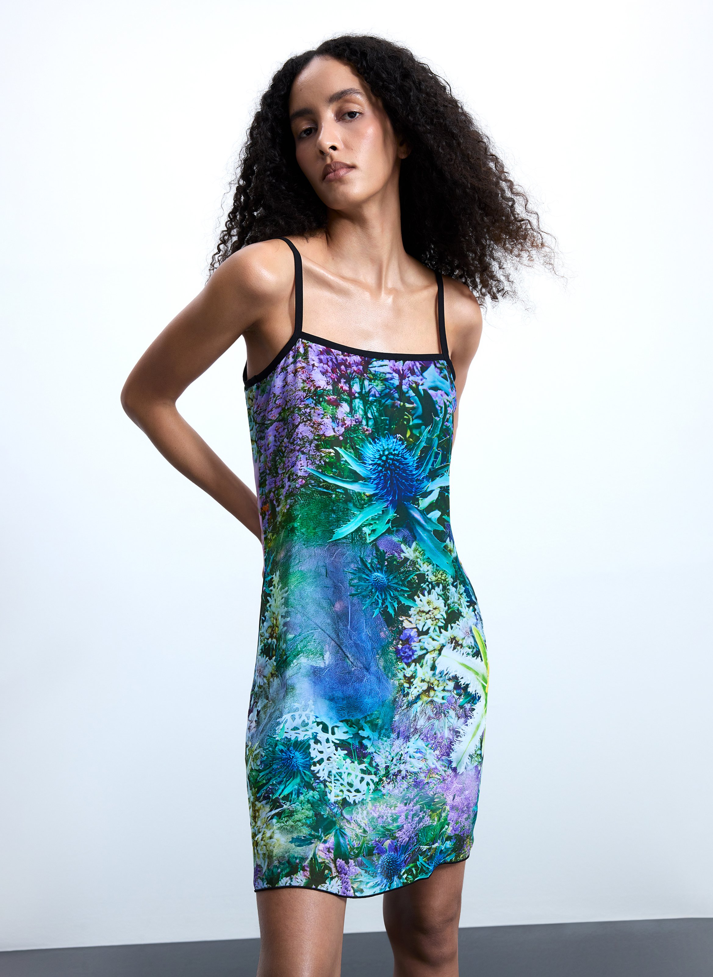 Korte jurk met bloemenprint en ronde hals DESIGUAL Groen