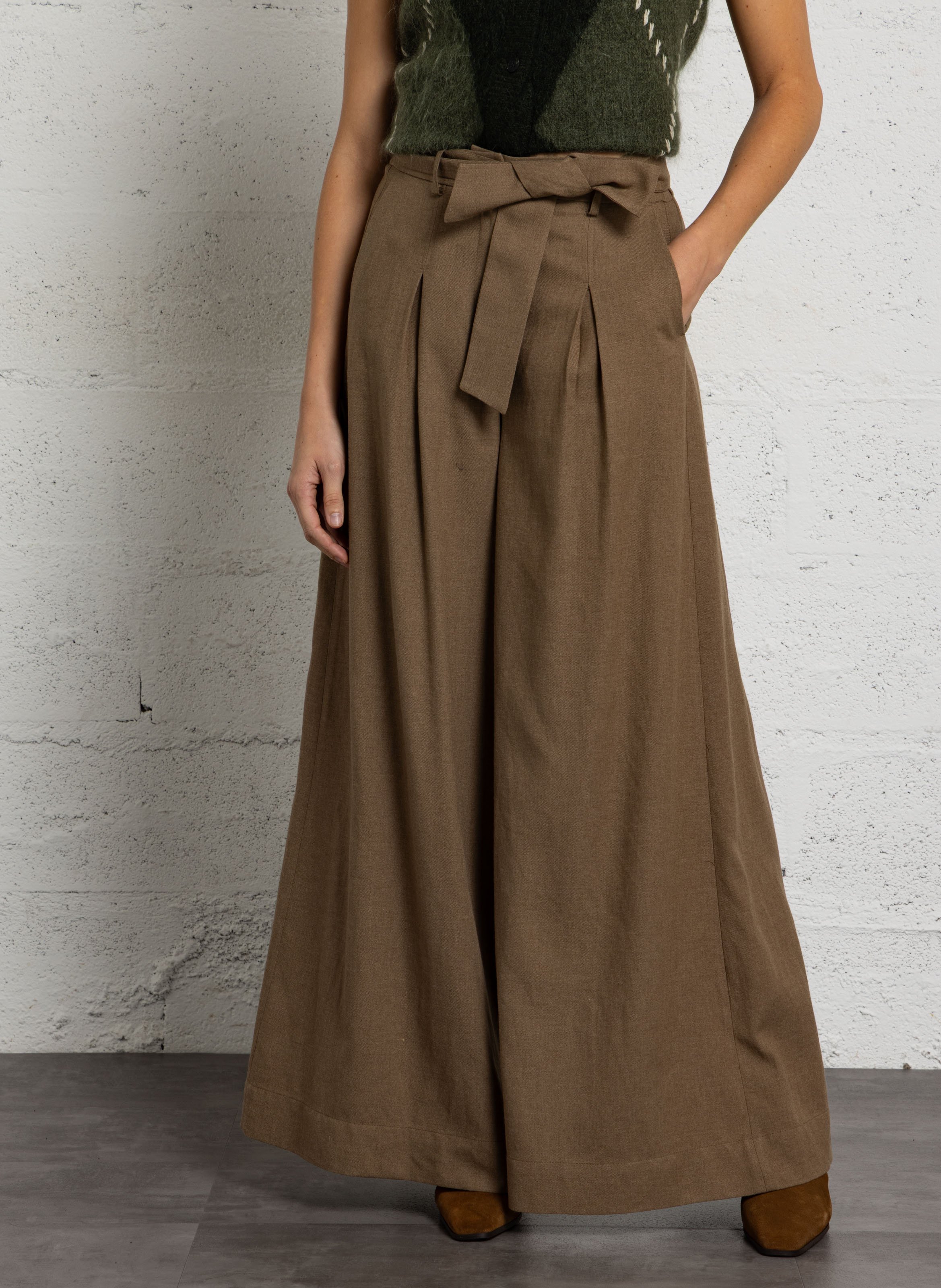 Gerade geschnittene Hose mit weitem Bein und Gürtel MAISON 123
