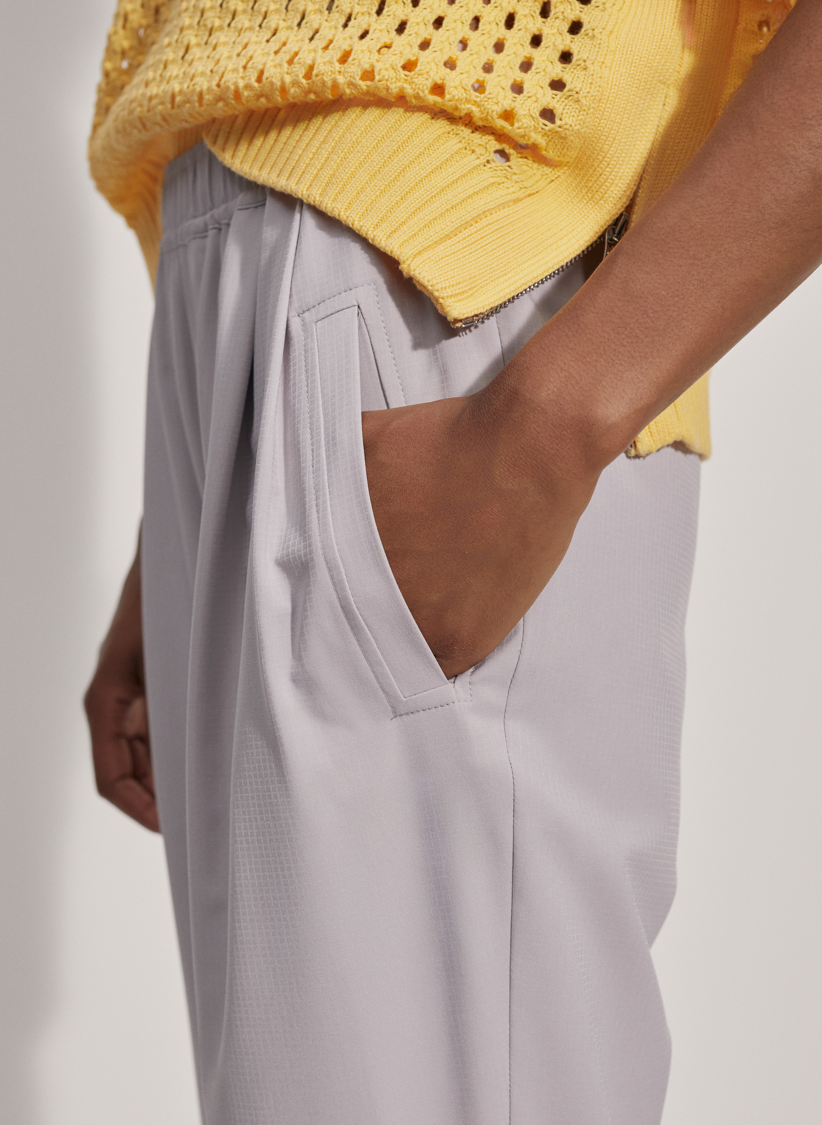 Gerade geschnittene Taillenhose mit Reliefstruktur VARLEY Grau