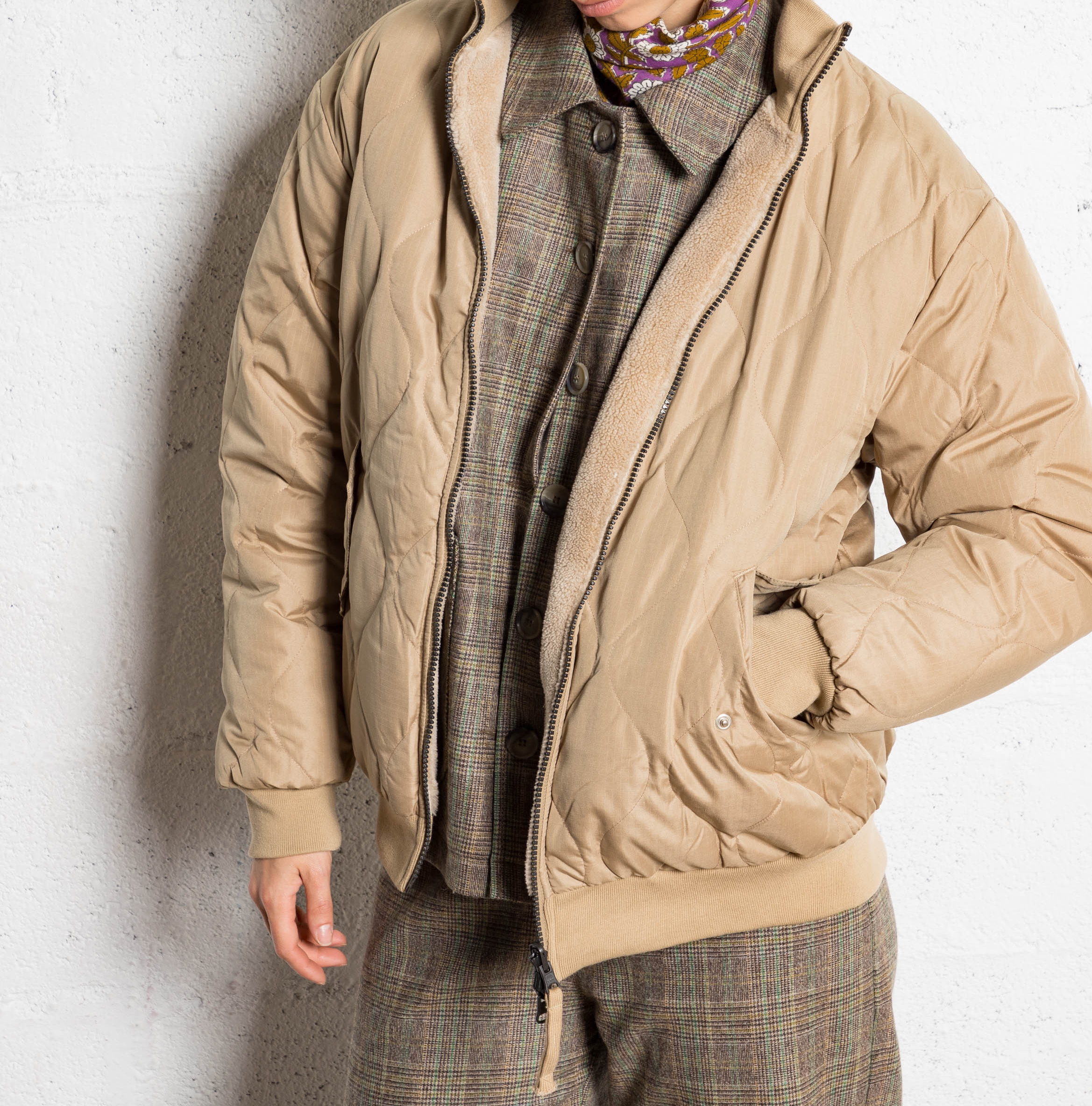 Gerade geschnittene Wendebomberjacke mit Stehkragen TAION Beige