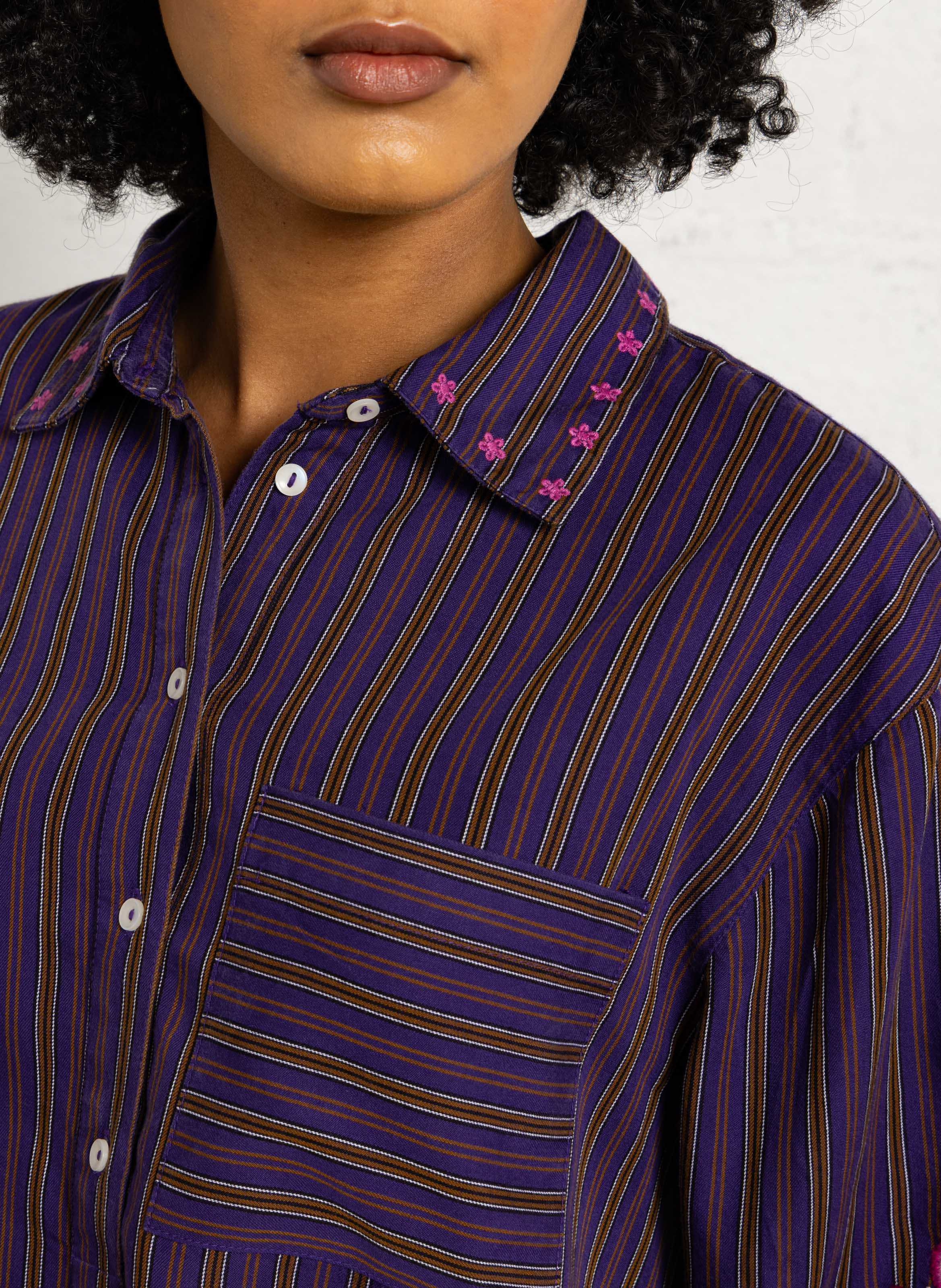 Oversize-Bluse mit klassischem Kragen und Print LOUISE MISHA Violett