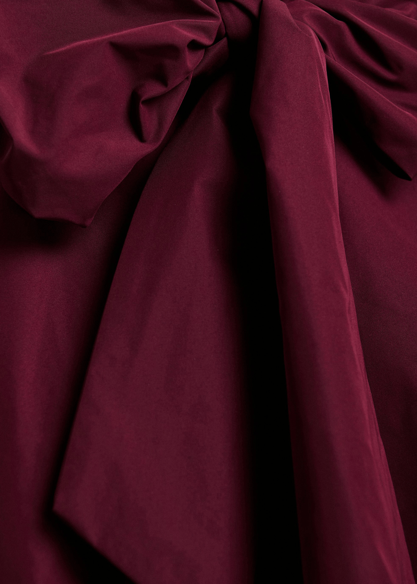 Übergroßes Kleid mit Schleifenkragen und ausgestelltem Schnitt. ESSENTIEL ANTWERP Rot