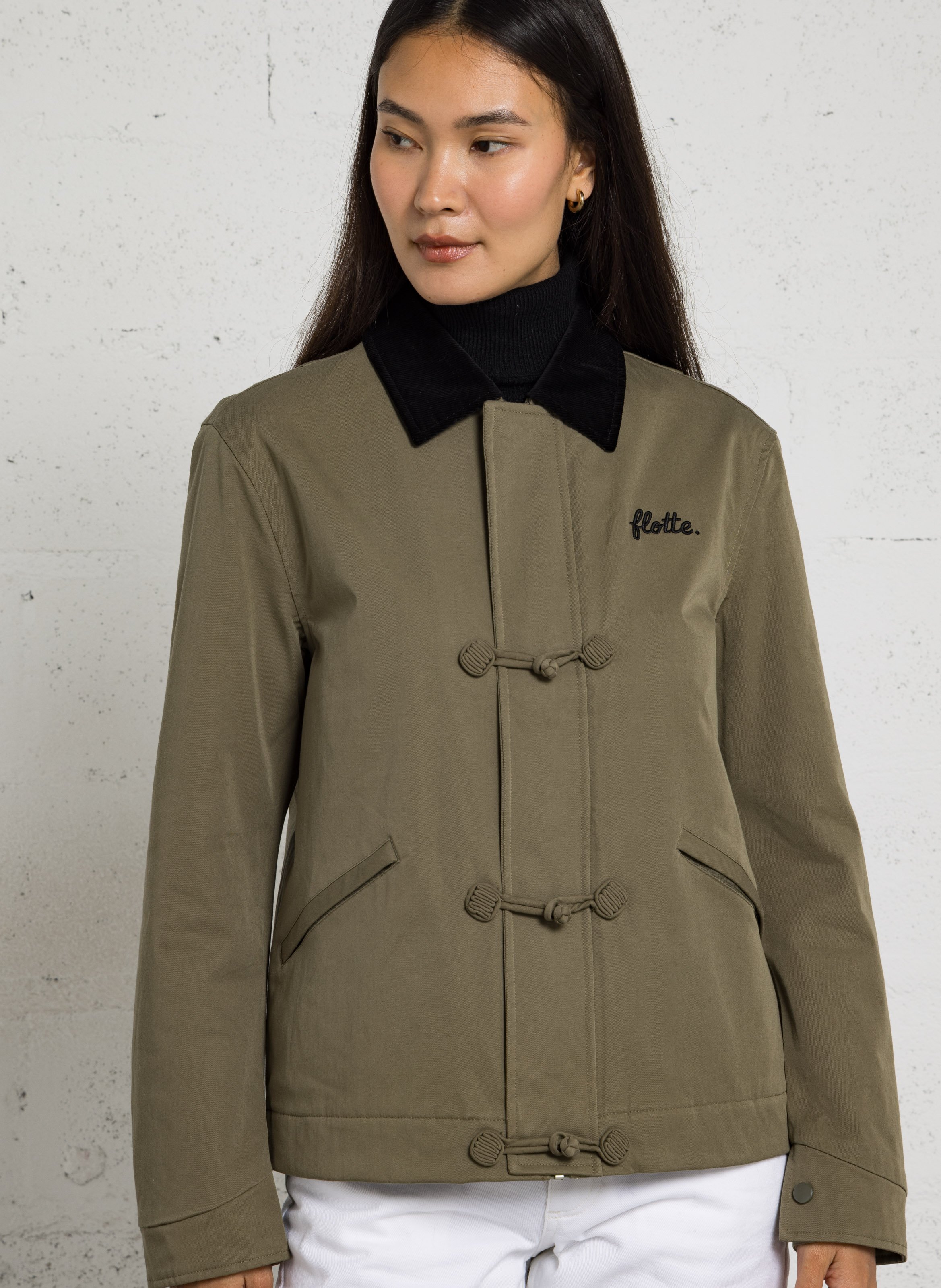Gerade geschnittene einfarbige Jacke mit Cordkragen FLOTTE Khaki