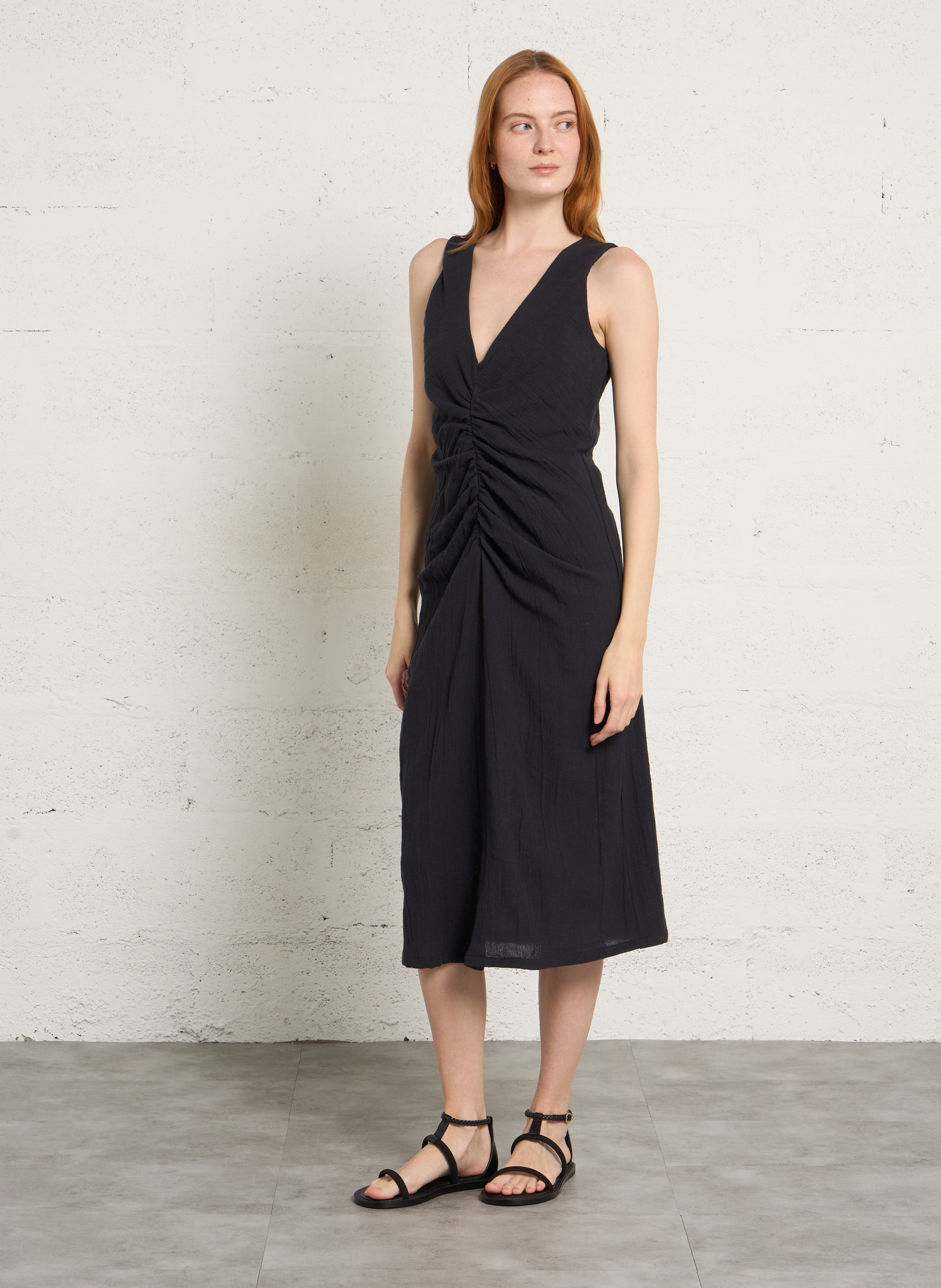 Lange jurk met V-hals en plooitjes MASSCOB Zwart