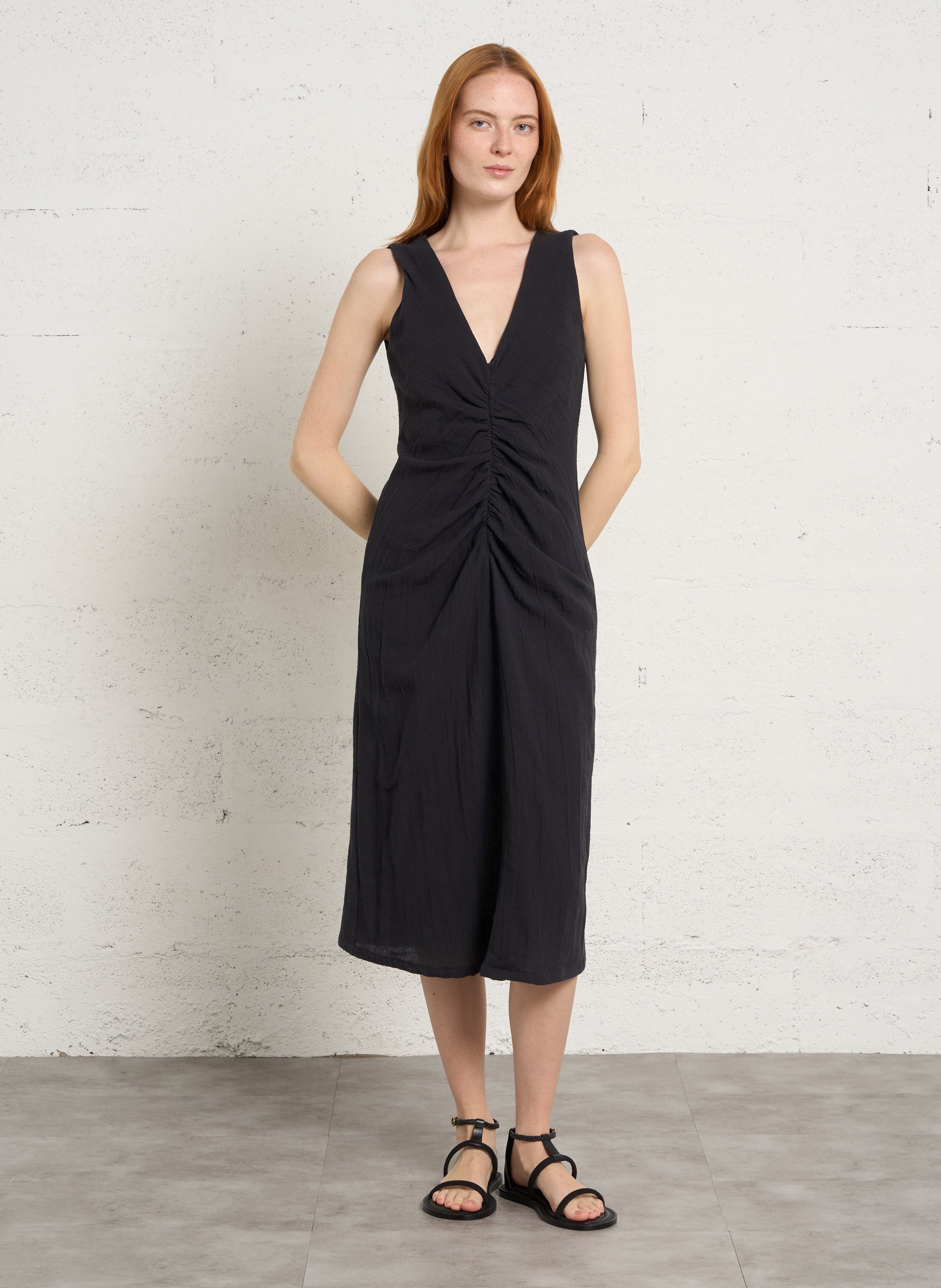 Lange jurk met V-hals en plooitjes MASSCOB Zwart