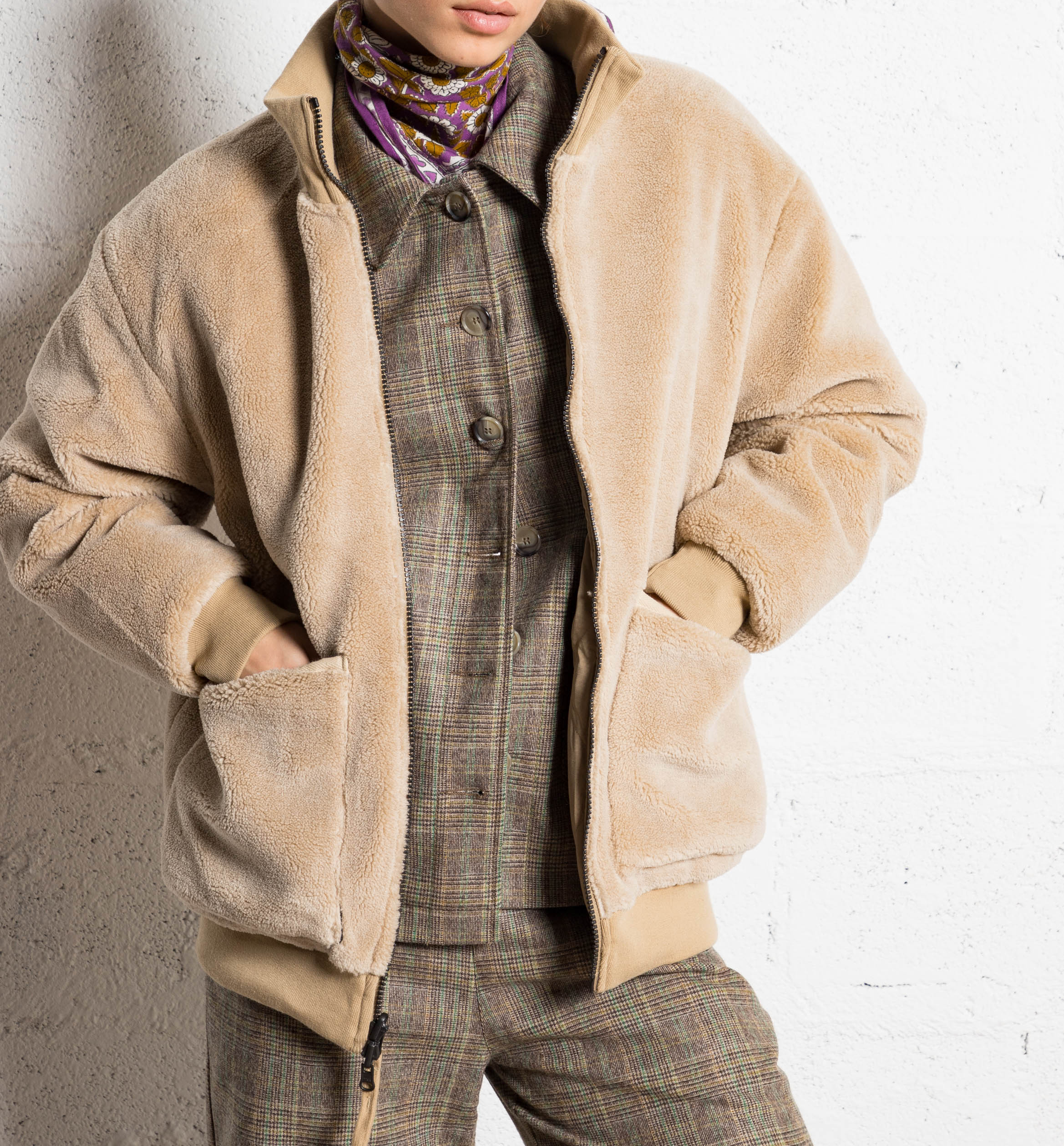 Gerade geschnittene Wendebomberjacke mit Stehkragen TAION Beige