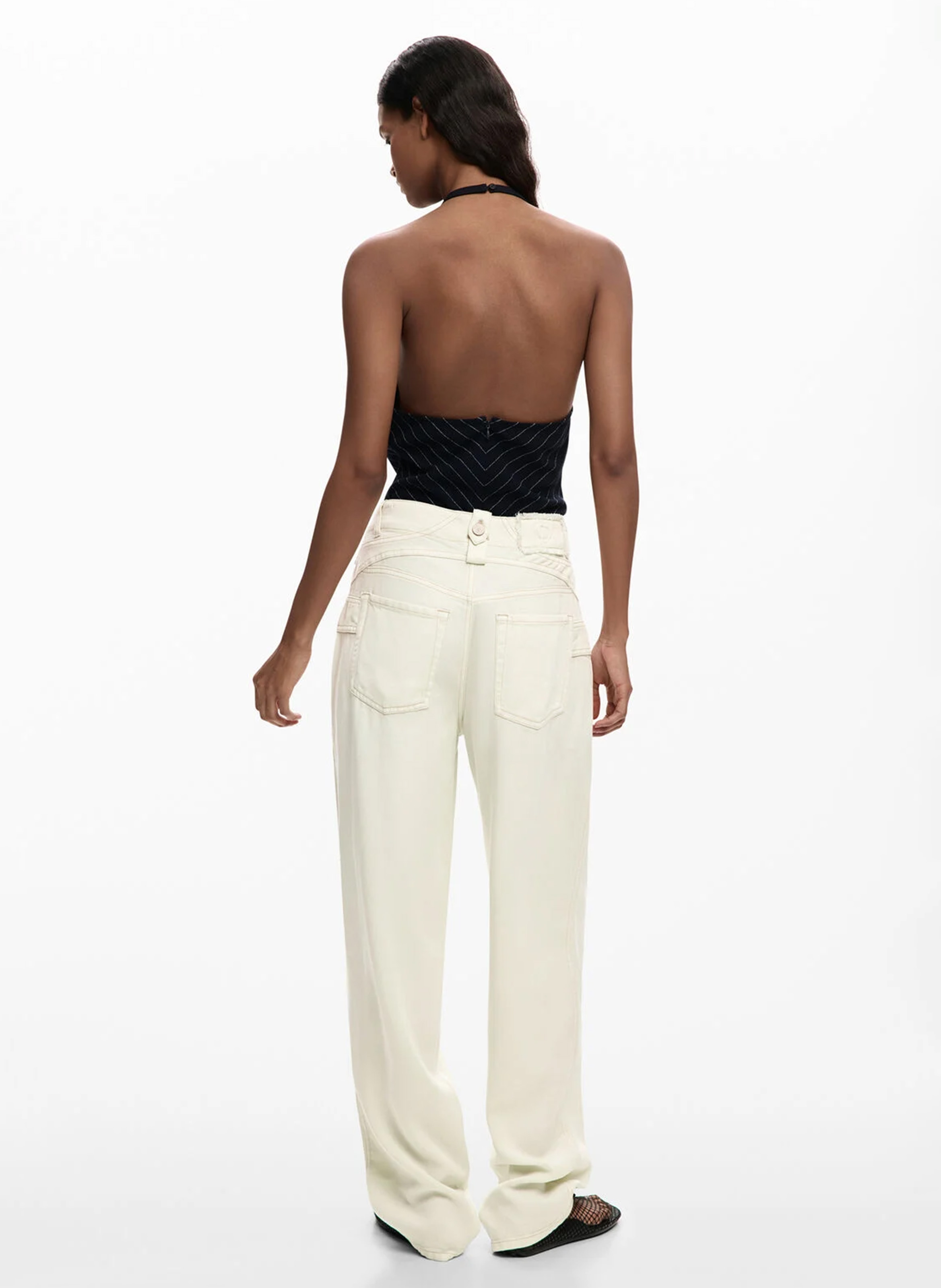 - Straight-leg jeans
- 5 pockets
- Straight cut
- Faded effect DESIGUAL White