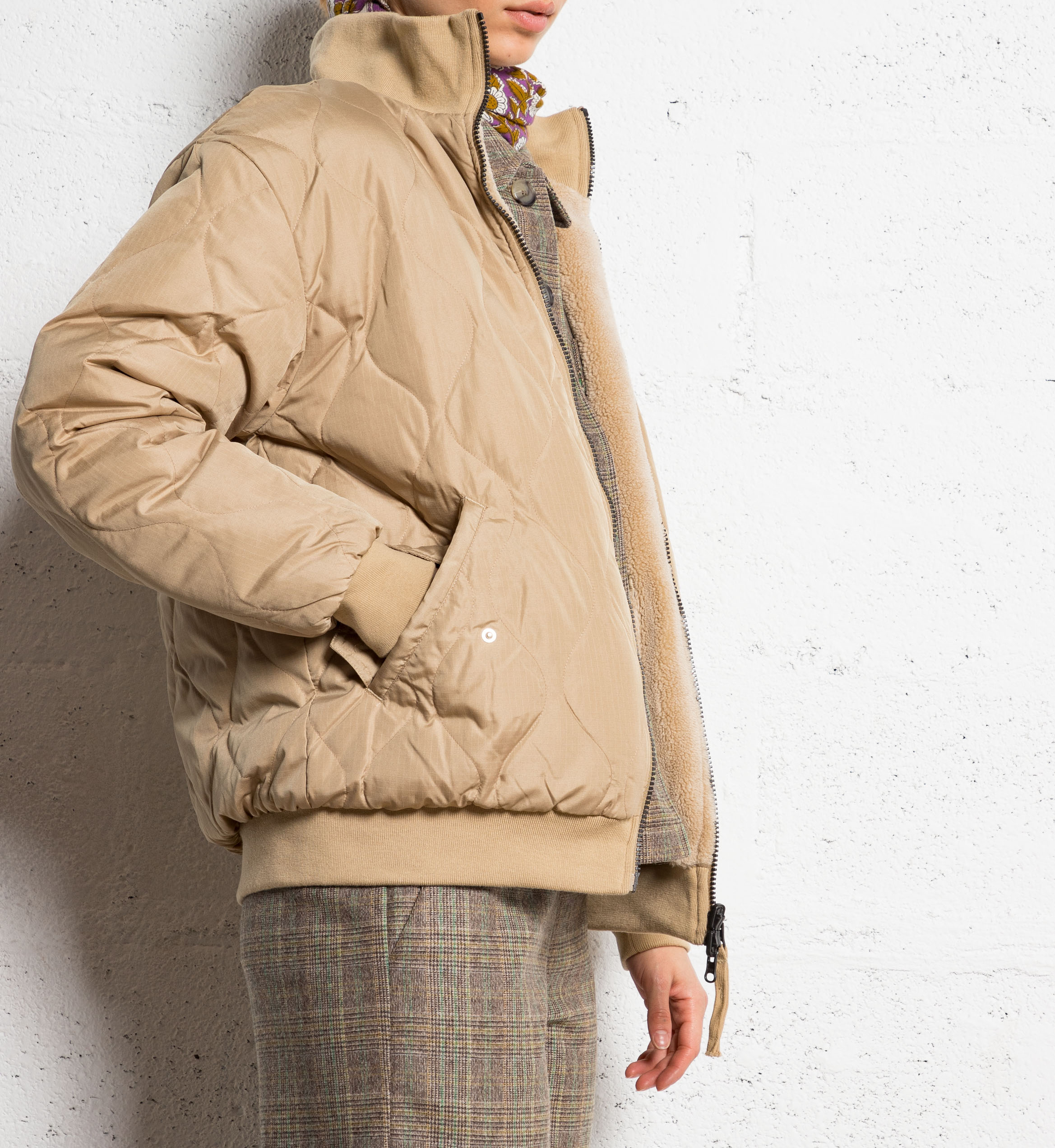 Gerade geschnittene Wendebomberjacke mit Stehkragen TAION Beige