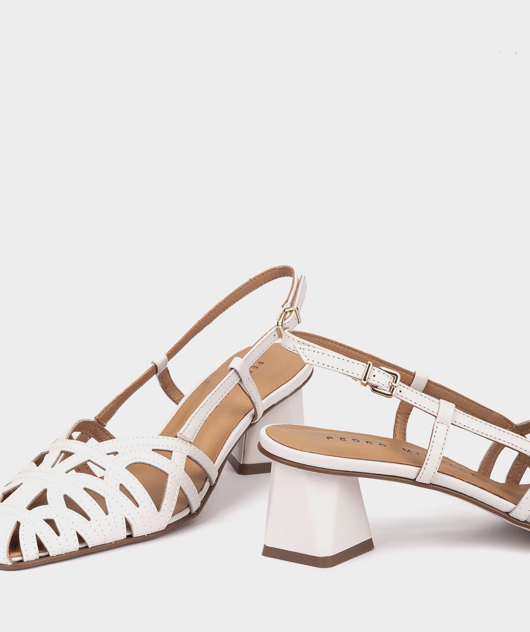 Low-heeled leather court shoes with a pointed toe. PEDRO MIRALLES White