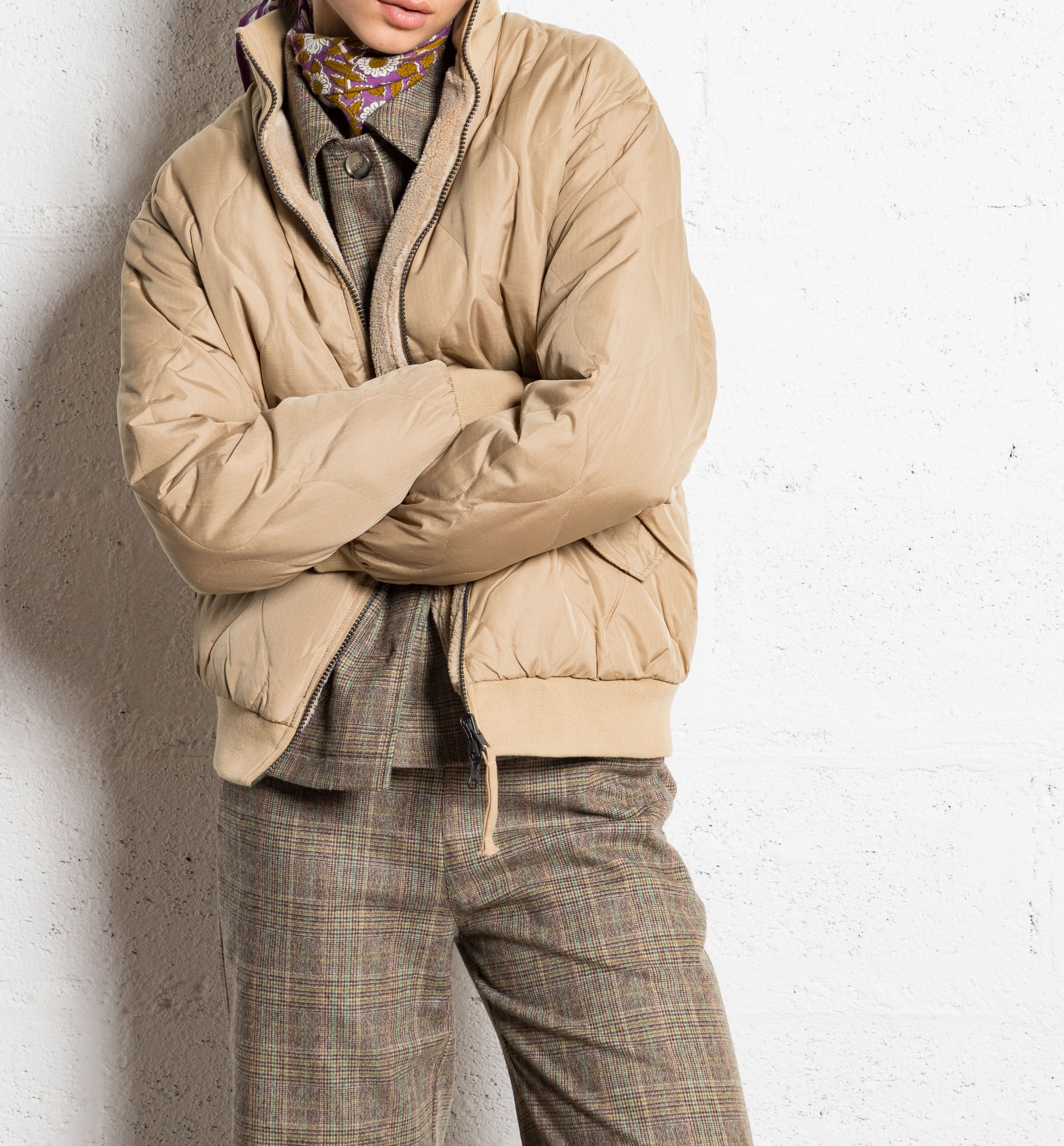 Gerade geschnittene Wendebomberjacke mit Stehkragen TAION Beige