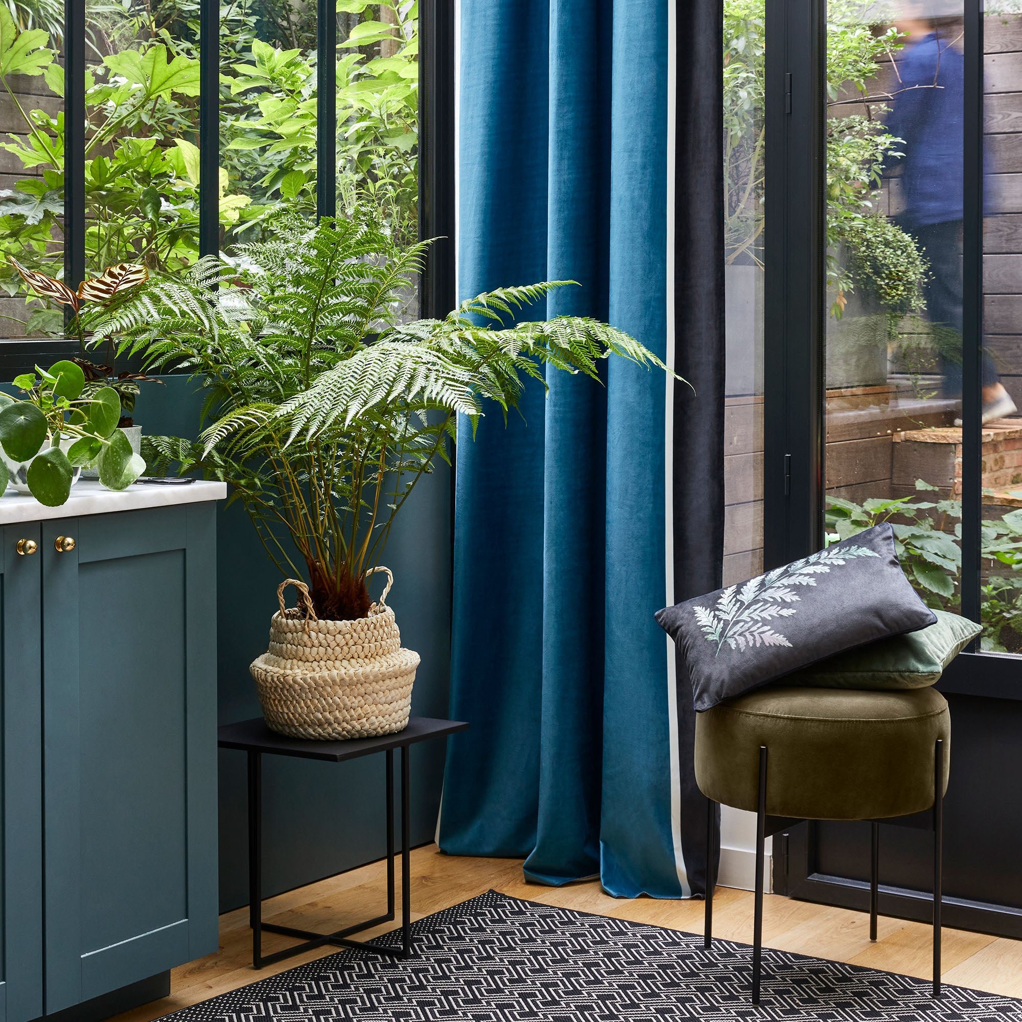 Curtain with black eyelets MADURA