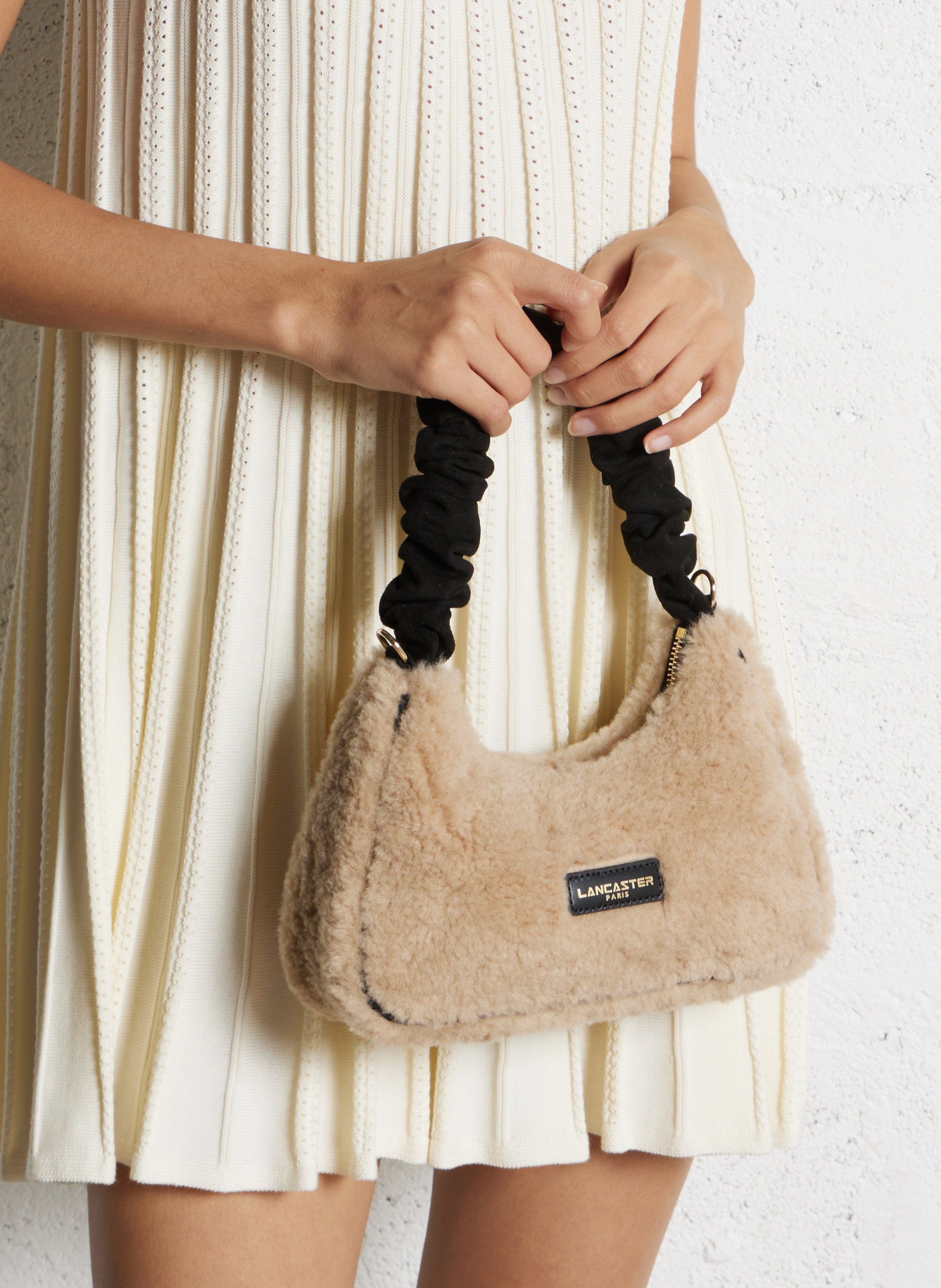 Sac bandoulière molletonné  LANCASTER PARIS Noir