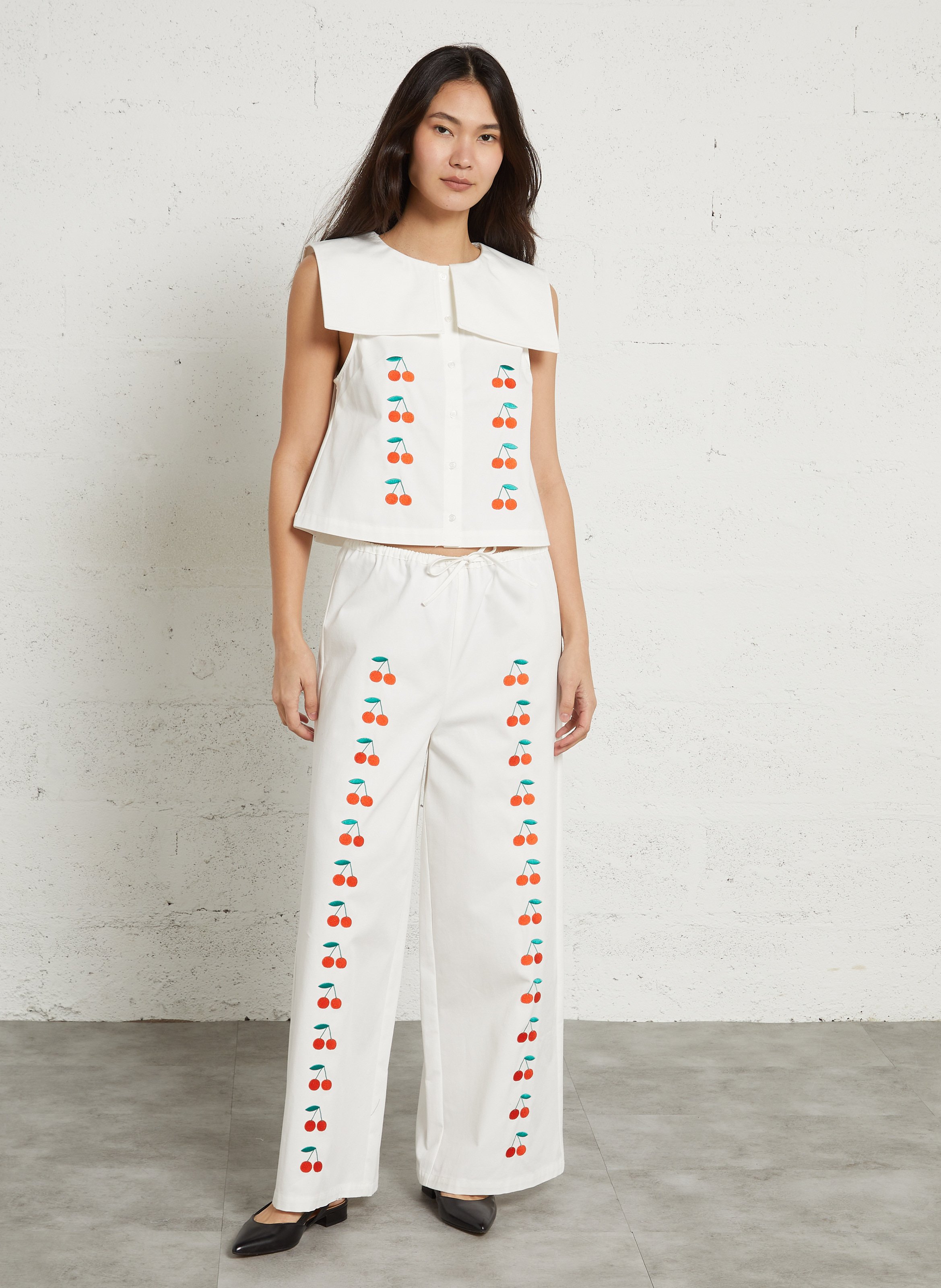 Wijde broek met kersenborduursels van katoen. THE TINY BIG SISTER Wit