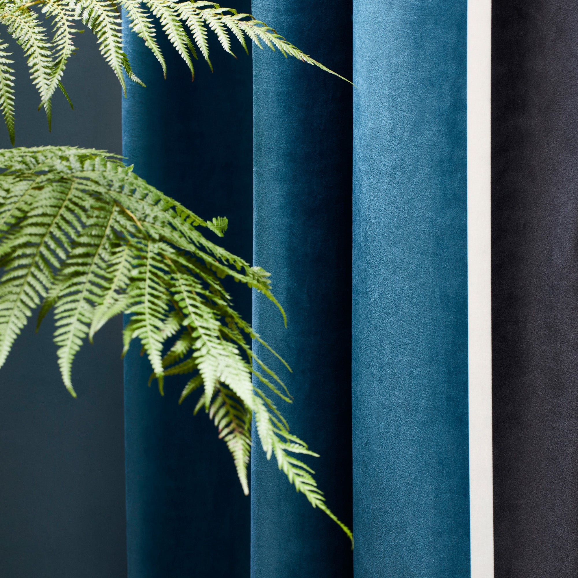 VASCO - Curtain with black eyelets MADURA Blue