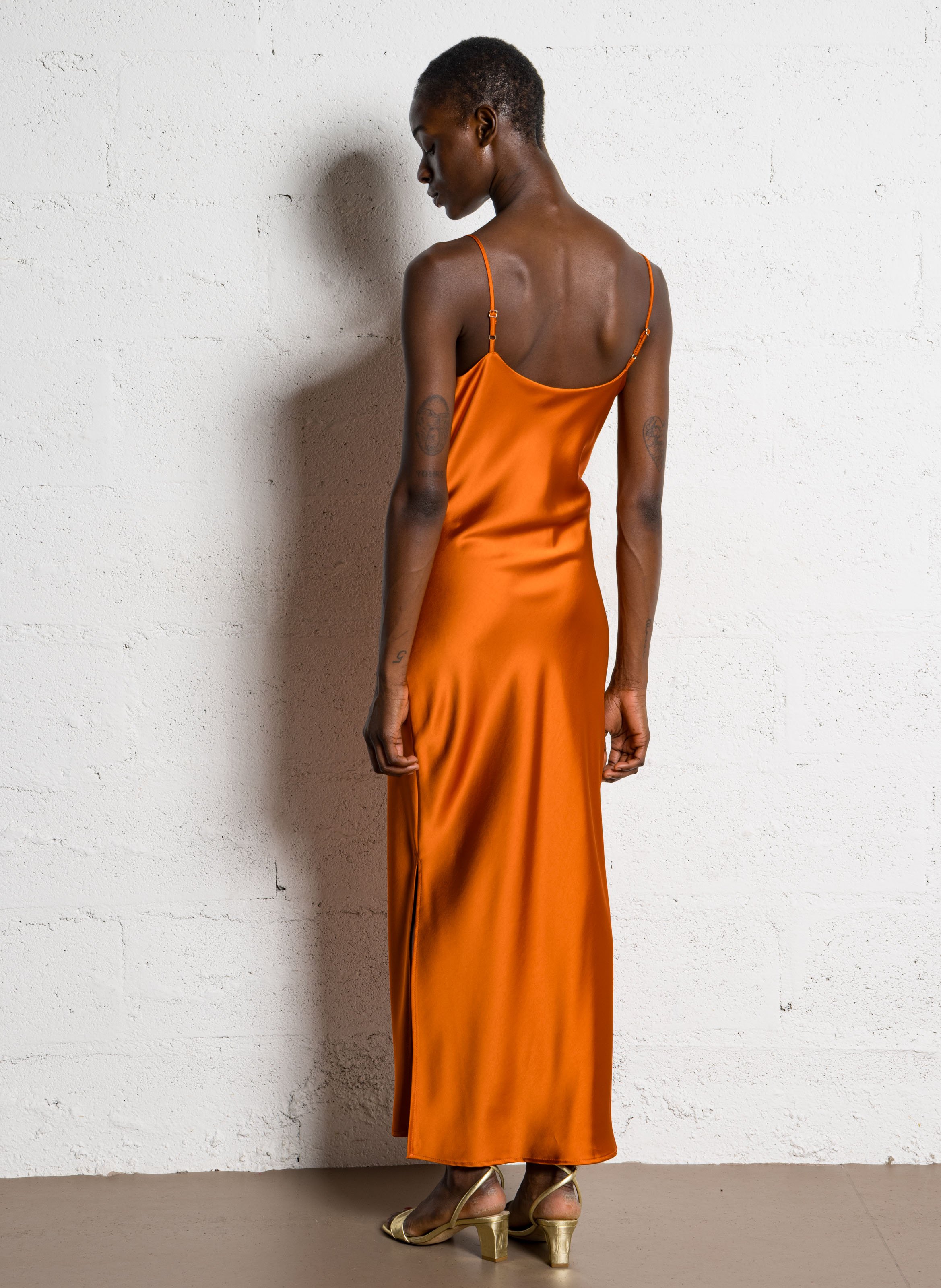 Robe midi drapée à bretelles en satin IMPERIAL Orange