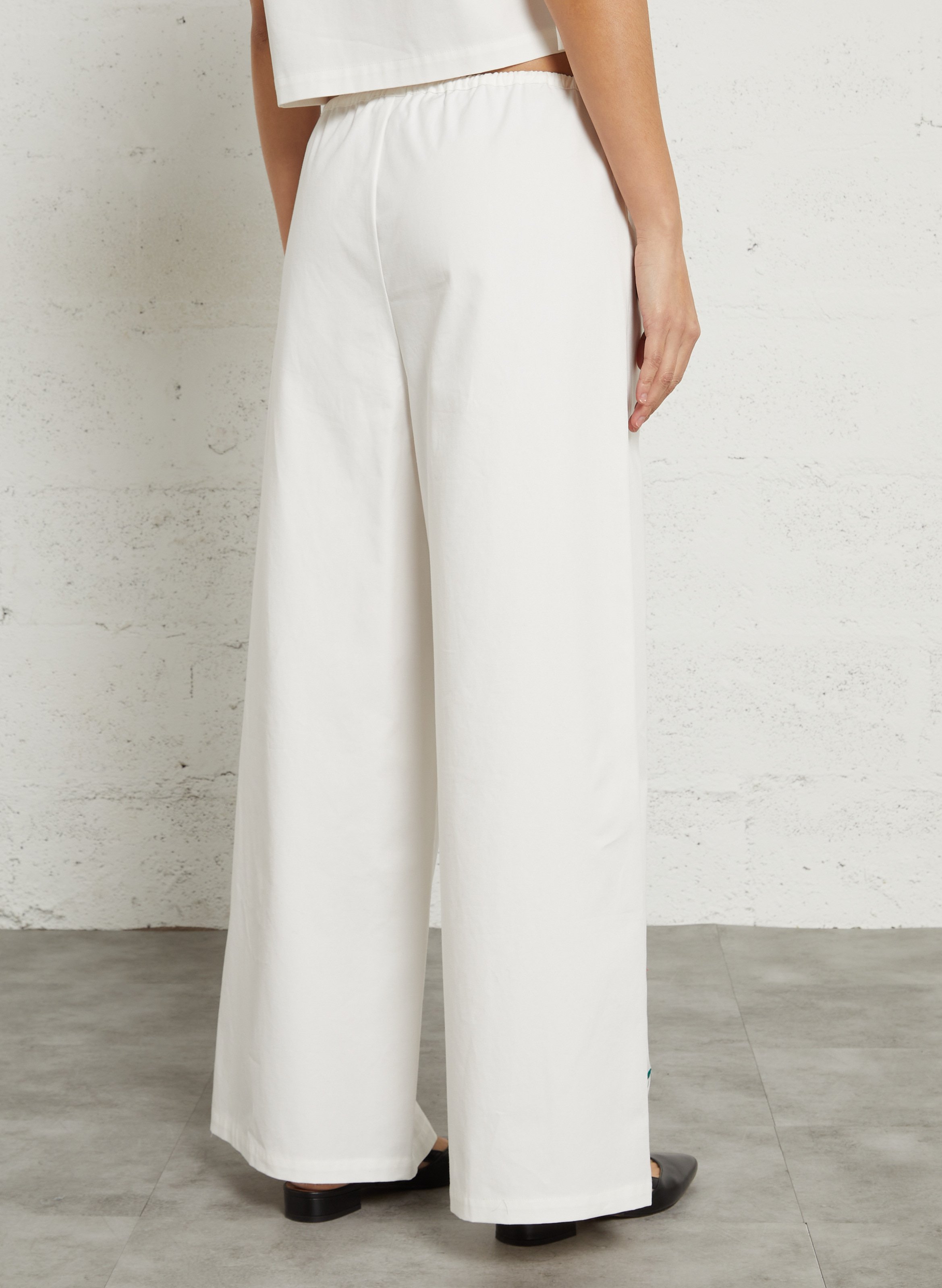 Wijde broek met kersenborduursels van katoen. THE TINY BIG SISTER Wit