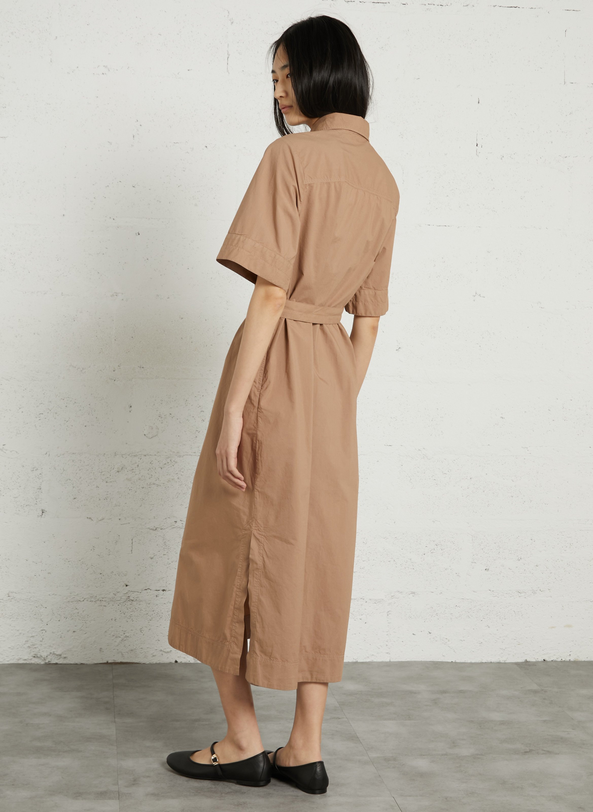 Langes, locker geschnittenes Kleid mit kurzen Ärmeln in Uni-Farbe. RUE DE TOKYO Braun