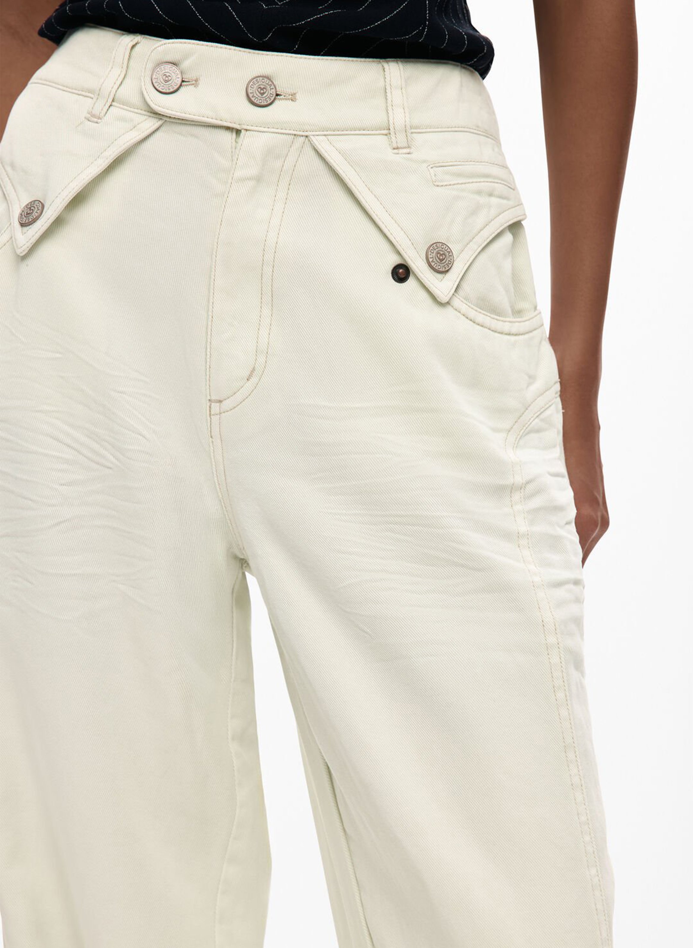 - Straight-leg jeans
- 5 pockets
- Straight cut
- Faded effect DESIGUAL White