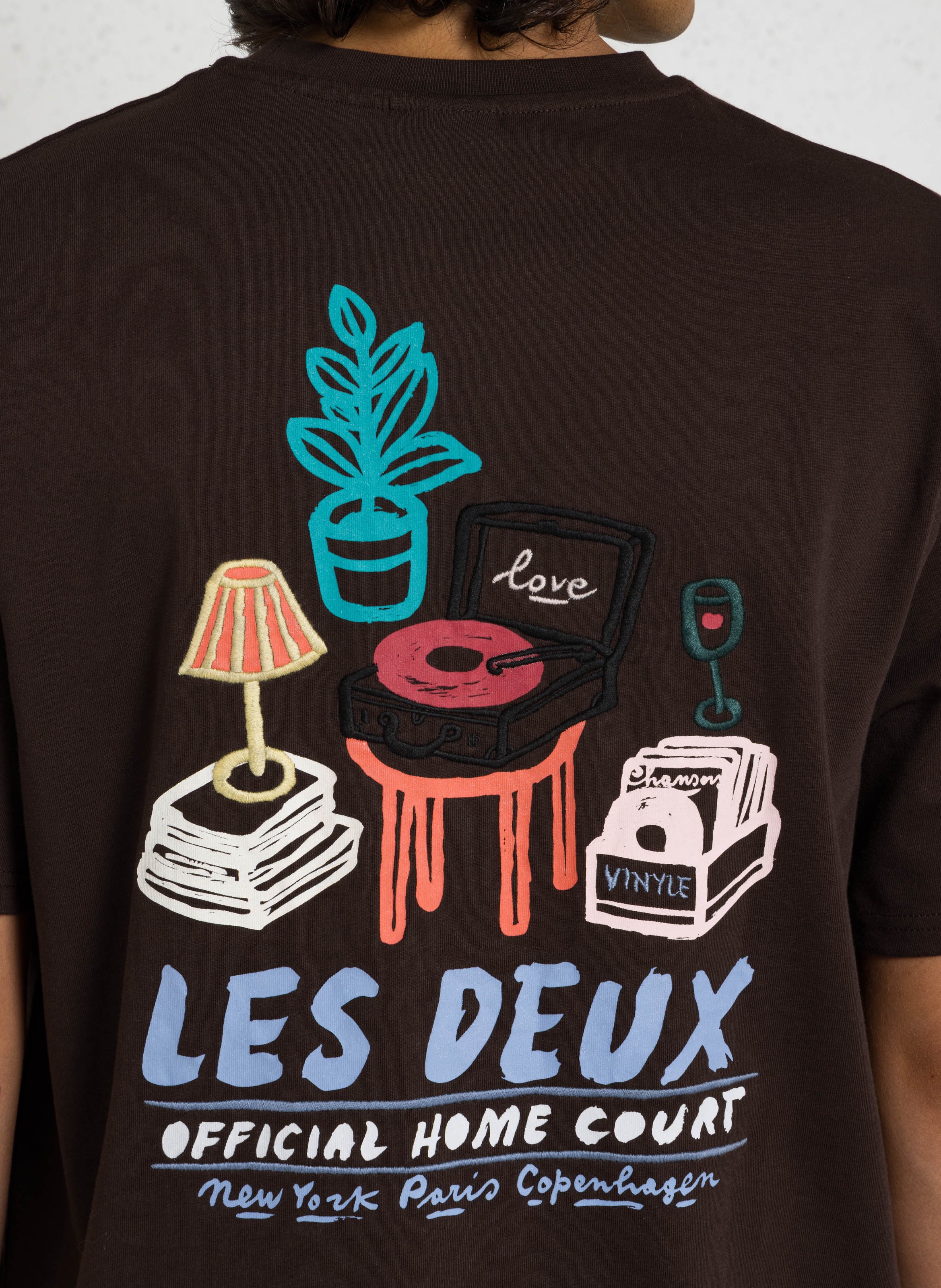 Tee-shirt droit col rond broderies et sérigraphies en coton bio LES DEUX Marron