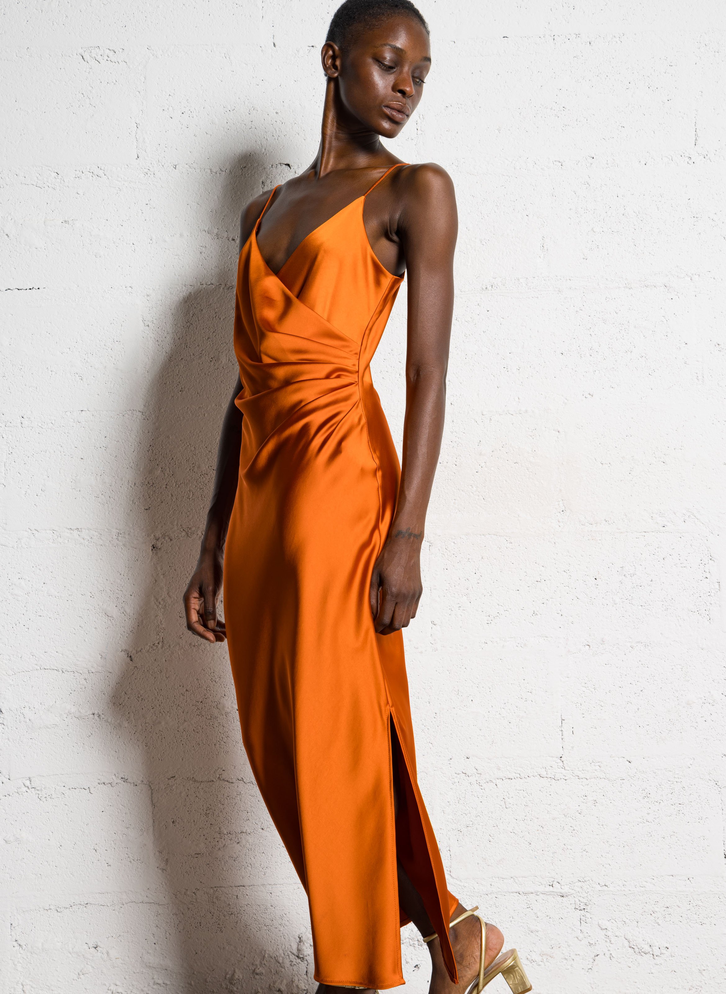 Robe midi drapée à bretelles en satin IMPERIAL Orange