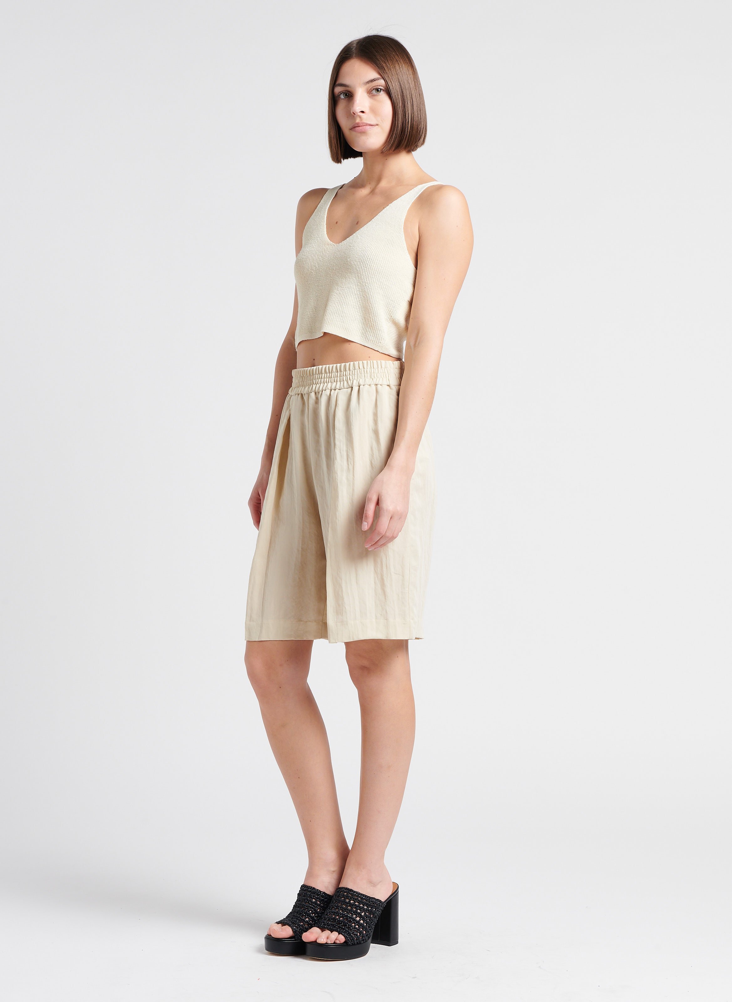 Straight pleated Bermuda shorts Beige