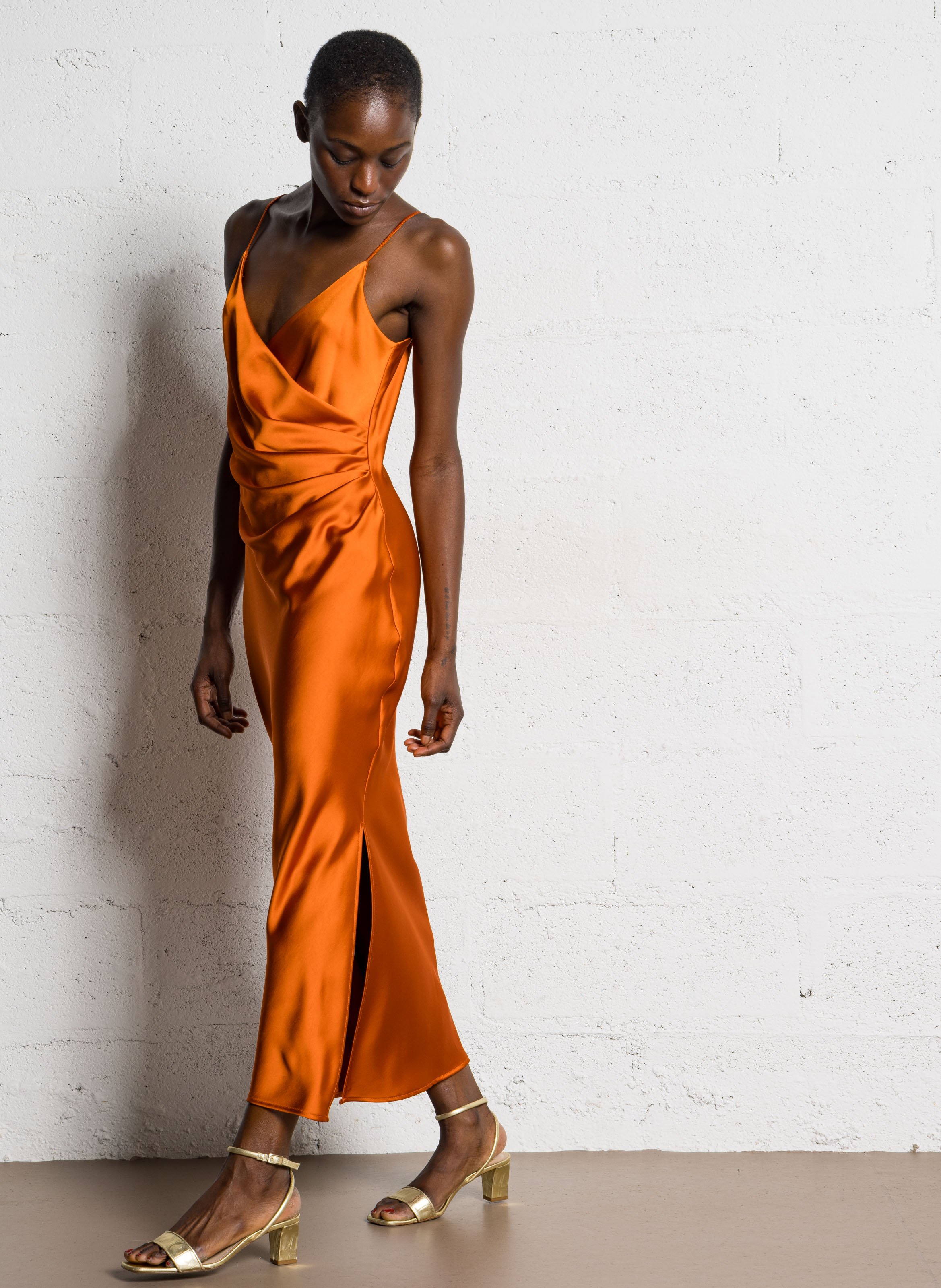 Robe midi drapée à bretelles en satin IMPERIAL Orange