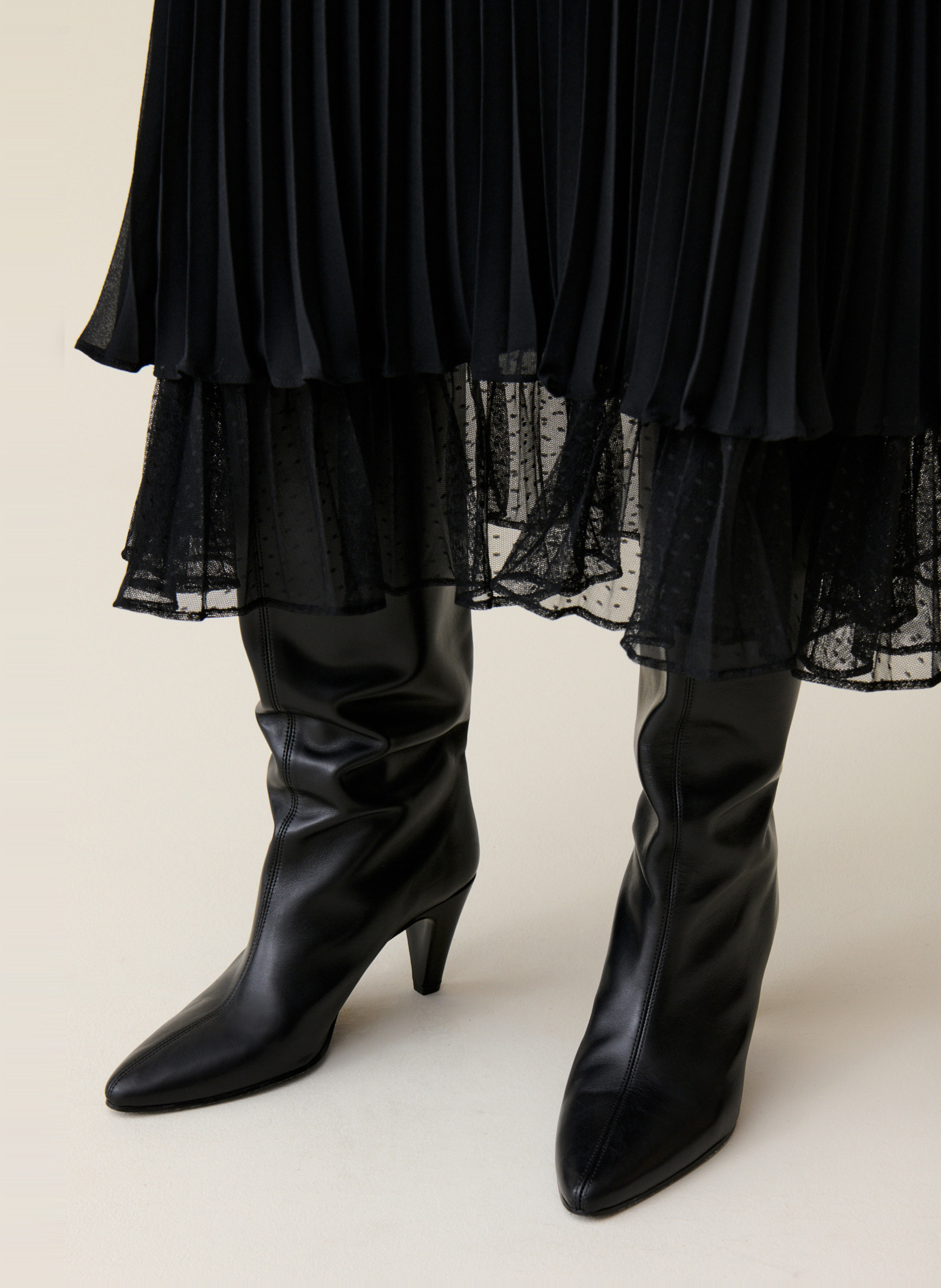 Halflange, soepelvallende plooirok  CLAUDIE PIERLOT Zwart