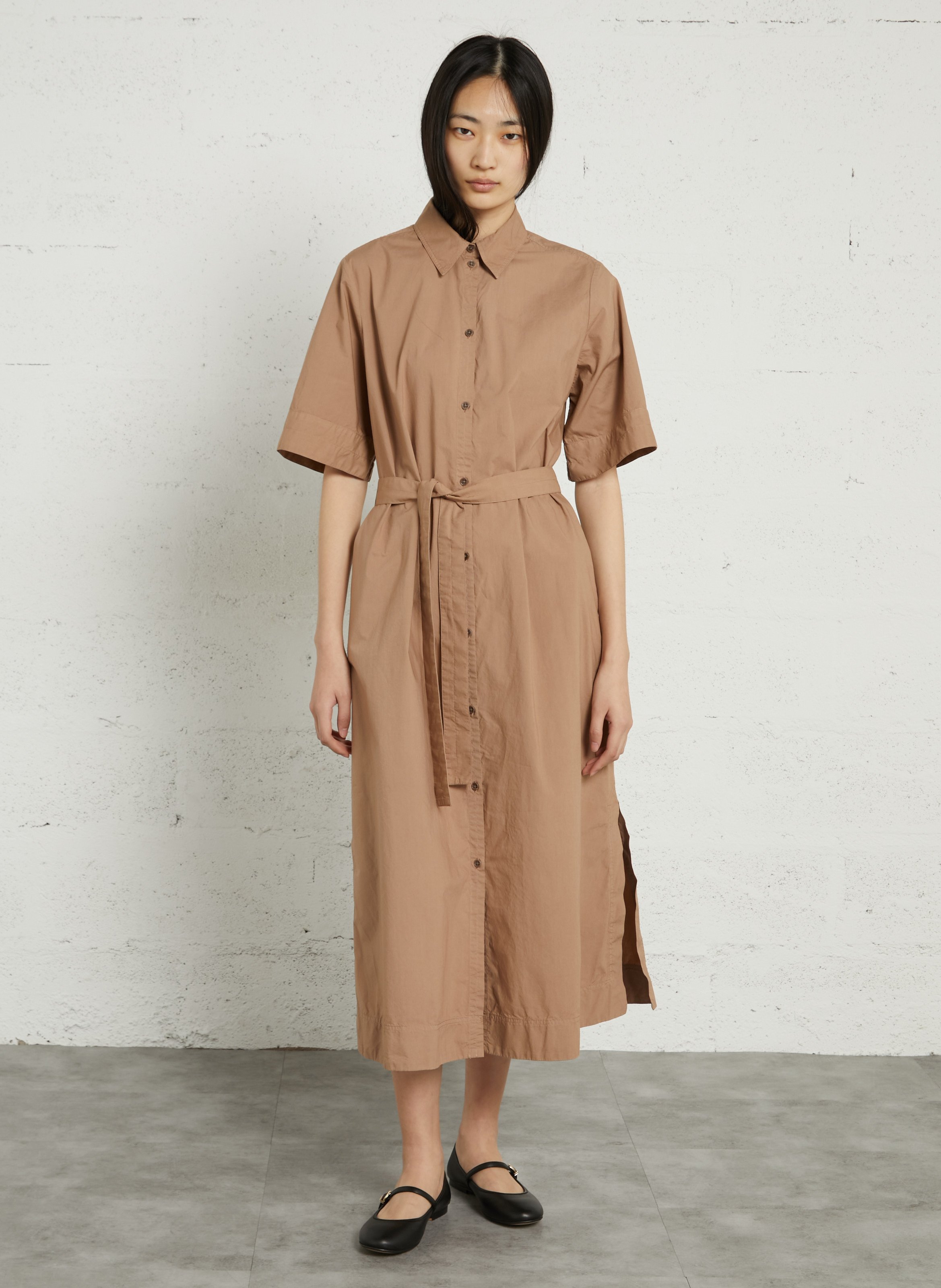 Langes, locker geschnittenes Kleid mit kurzen Ärmeln in Uni-Farbe. RUE DE TOKYO Braun