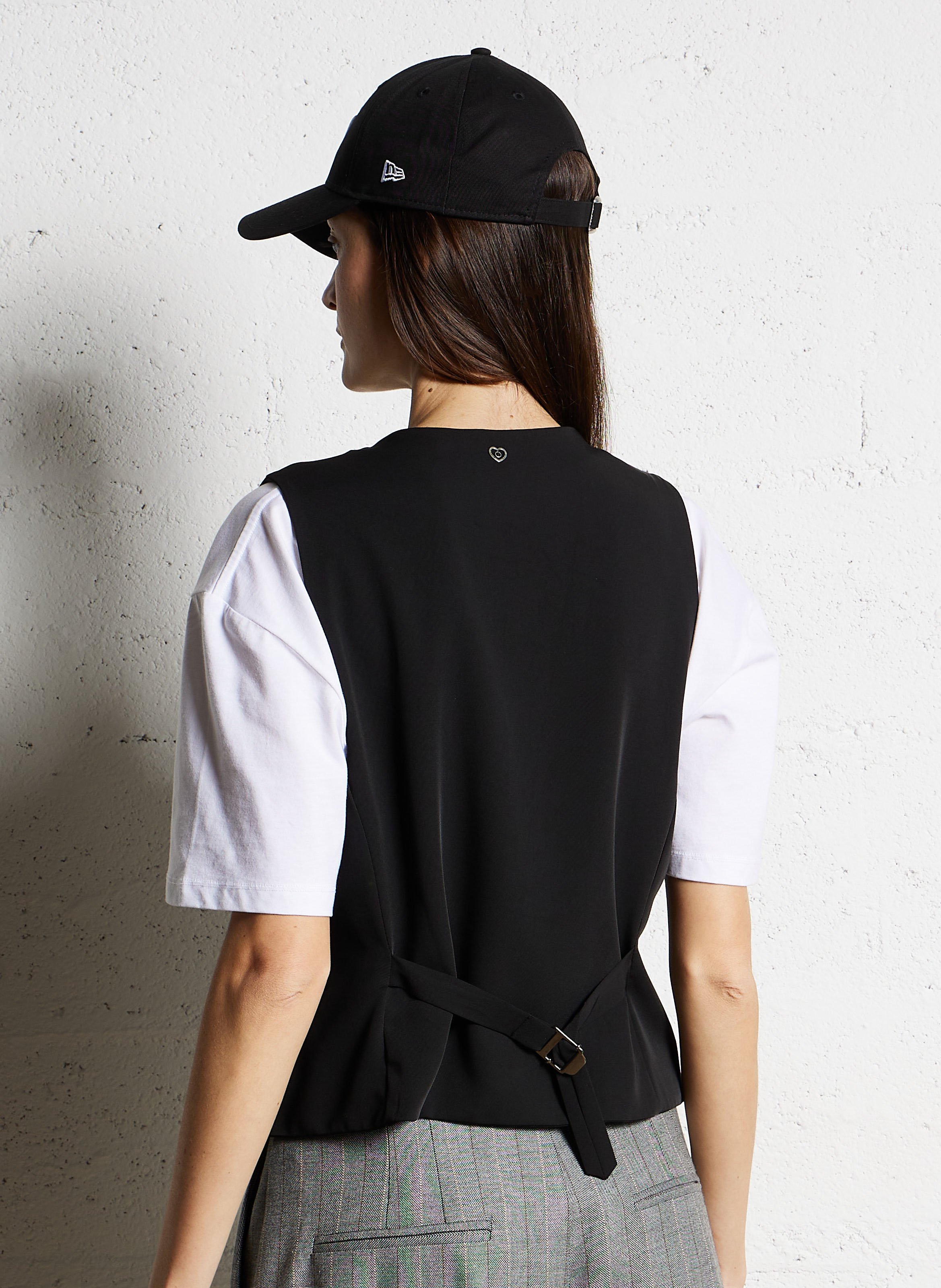 Sleeveless fitted V-neck sweater PLEASE Black