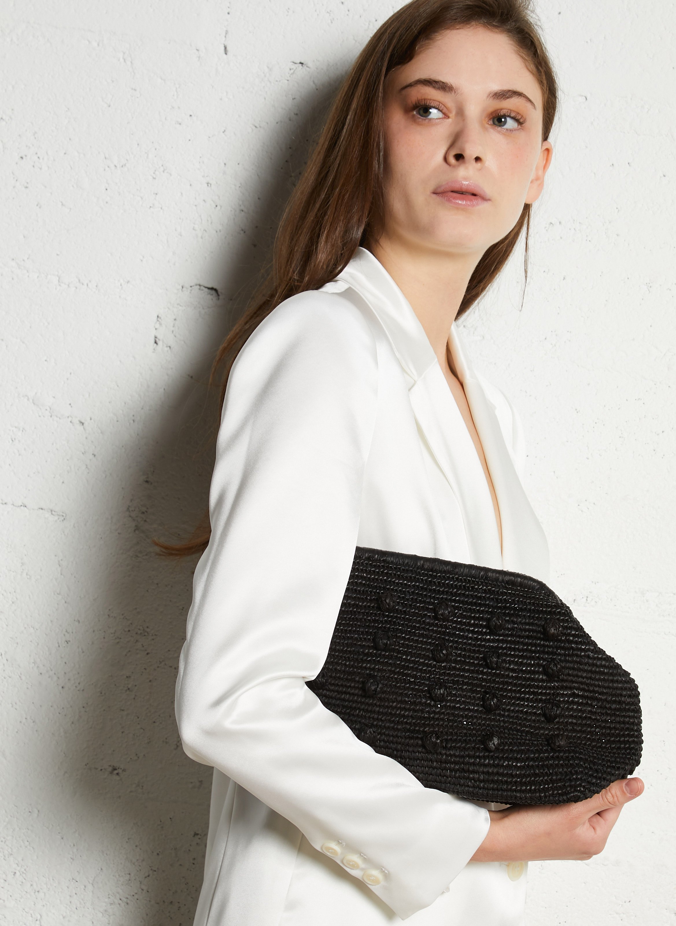 Handgetragene Clutch aus Raffia Schwarz