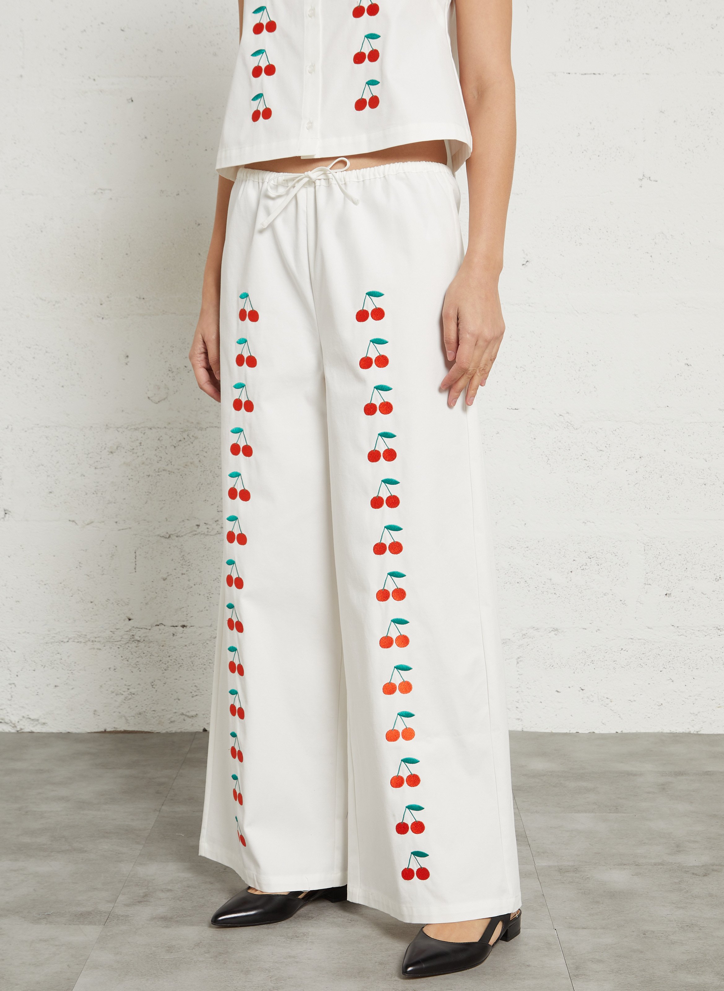 Wijde broek met kersenborduursels van katoen. THE TINY BIG SISTER Wit