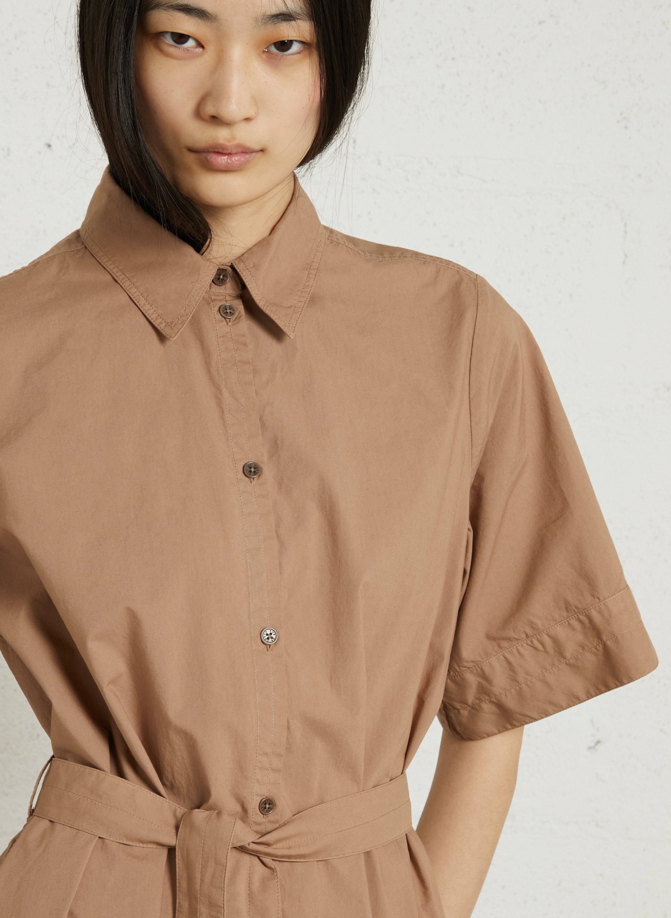 Langes, locker geschnittenes Kleid mit kurzen Ärmeln in Uni-Farbe. RUE DE TOKYO Braun