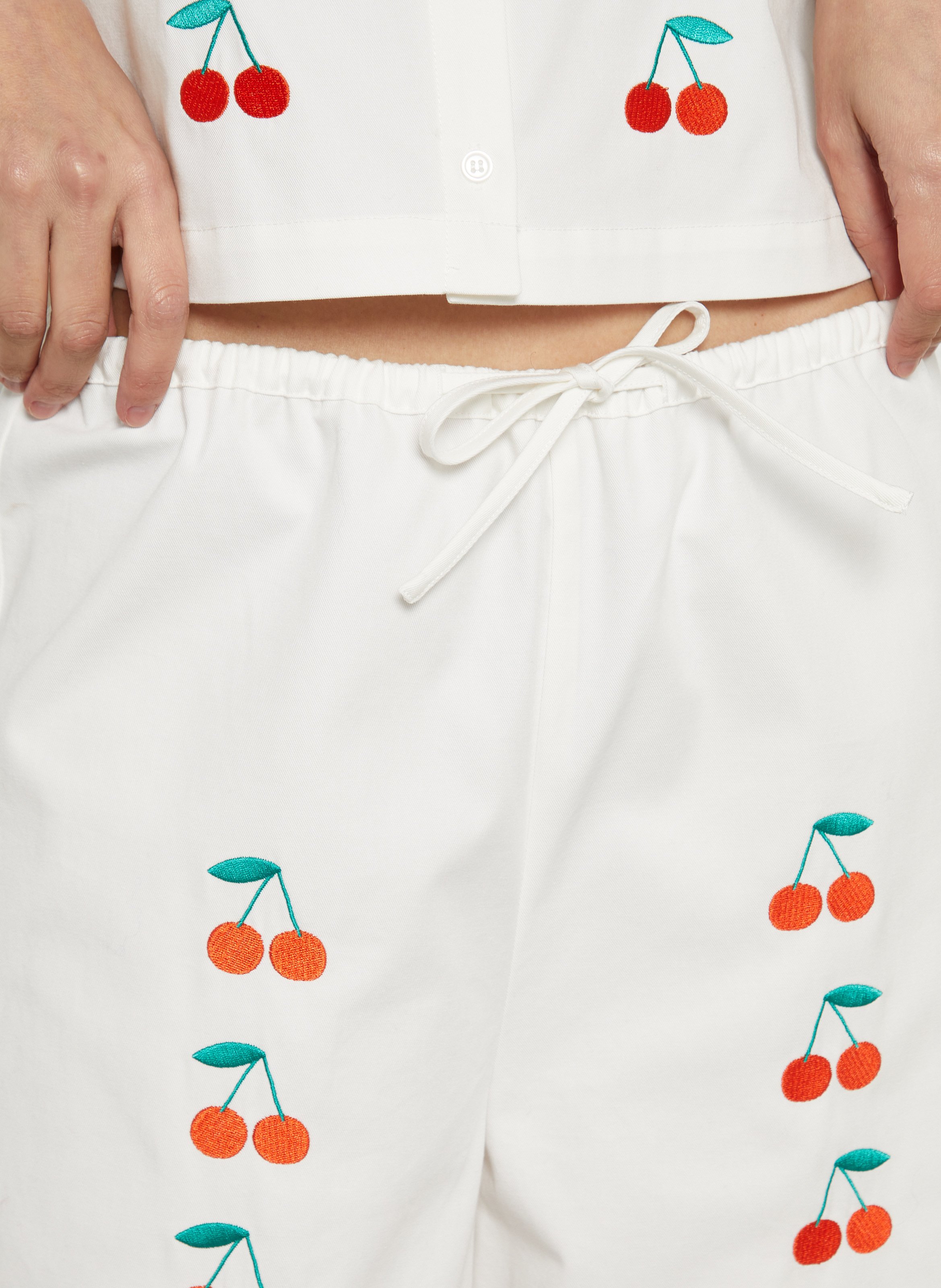 Wijde broek met kersenborduursels van katoen. THE TINY BIG SISTER Wit