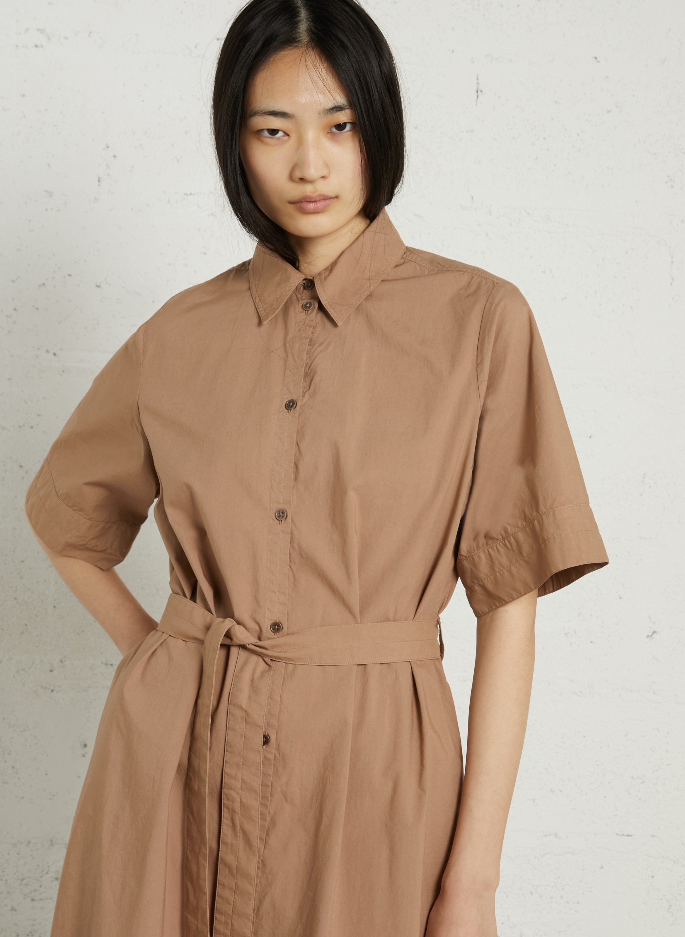 Langes, locker geschnittenes Kleid mit kurzen Ärmeln in Uni-Farbe. RUE DE TOKYO Braun