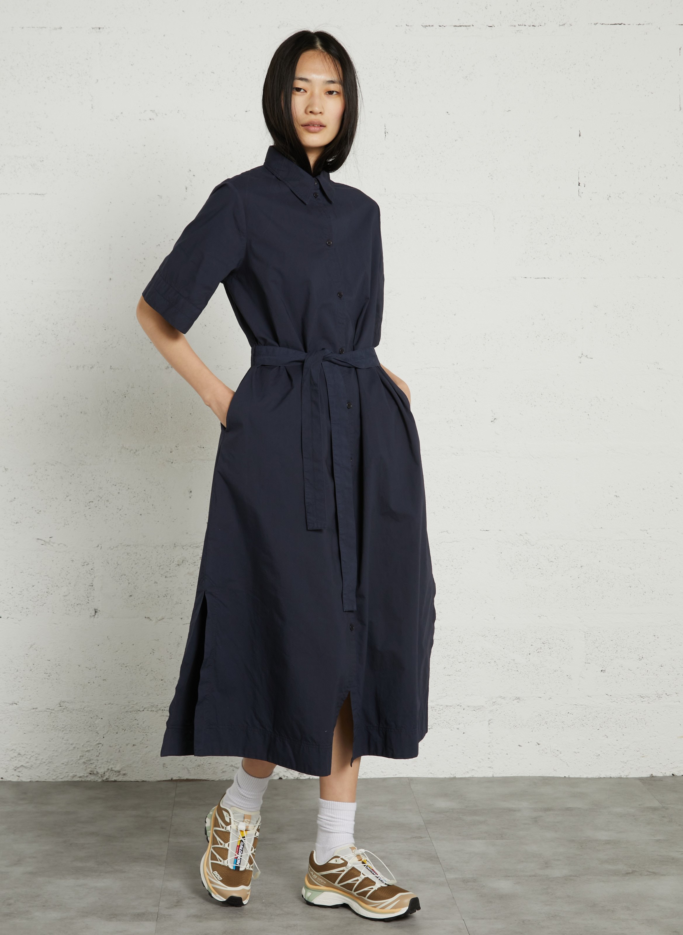 Langes, locker geschnittenes Kleid mit kurzen Ärmeln in Uni-Farbe. RUE DE TOKYO Blau