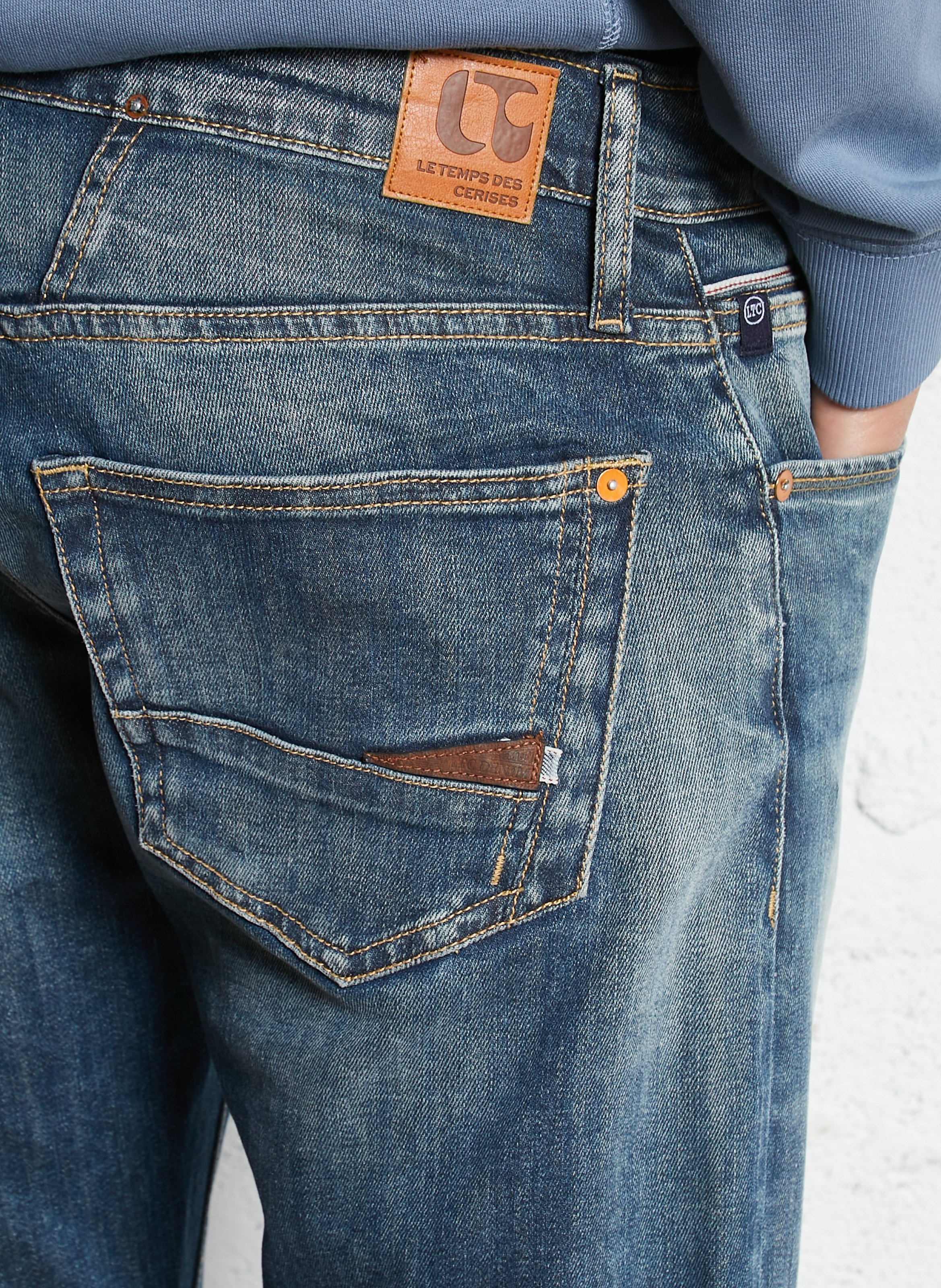 - Straight-leg jeans
- 5 pockets
- Straight cut
- Faded effect LE TEMPS DES CERISES Blue